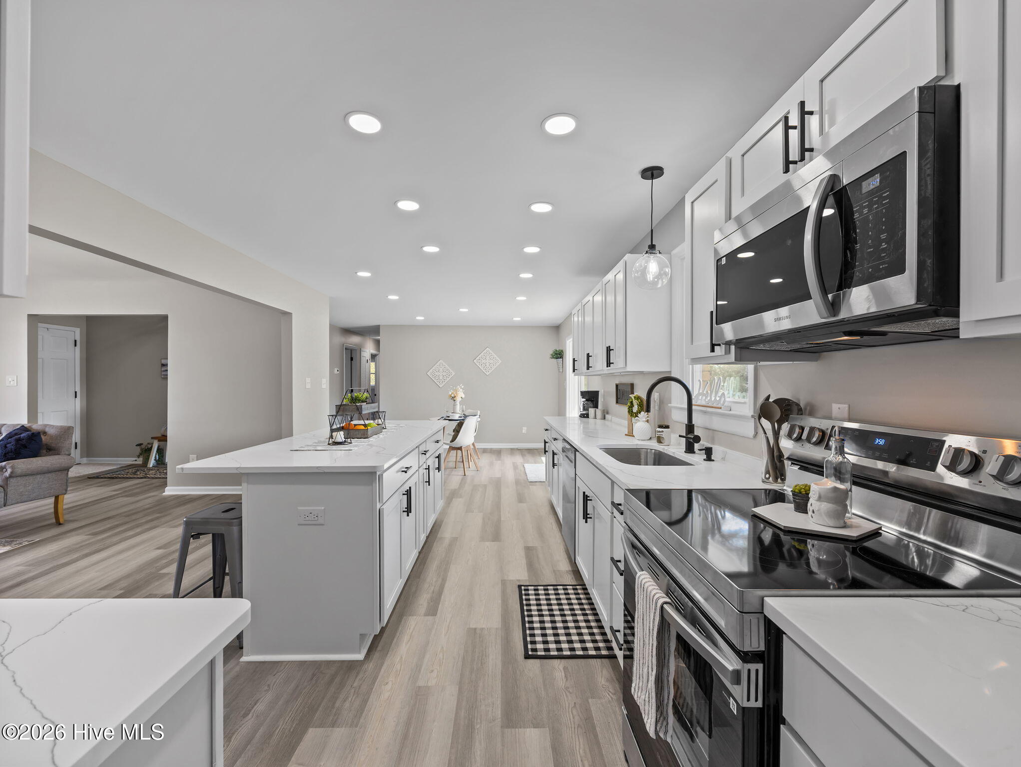 100562789 | Photo 15