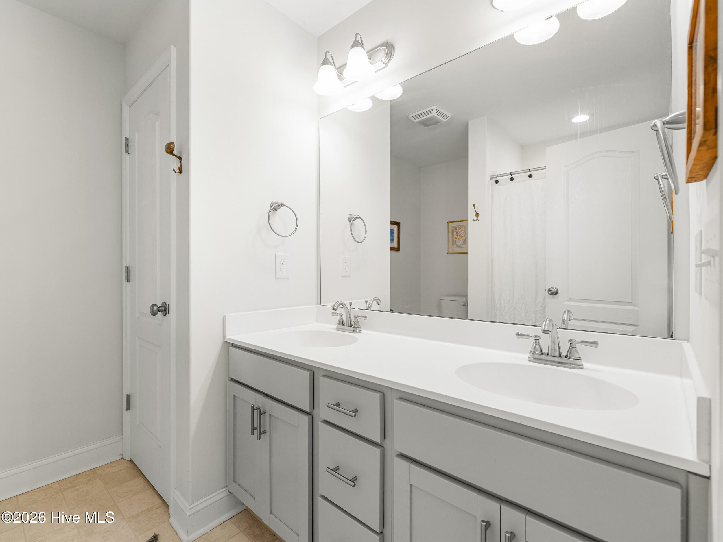 100558735 | Photo 43