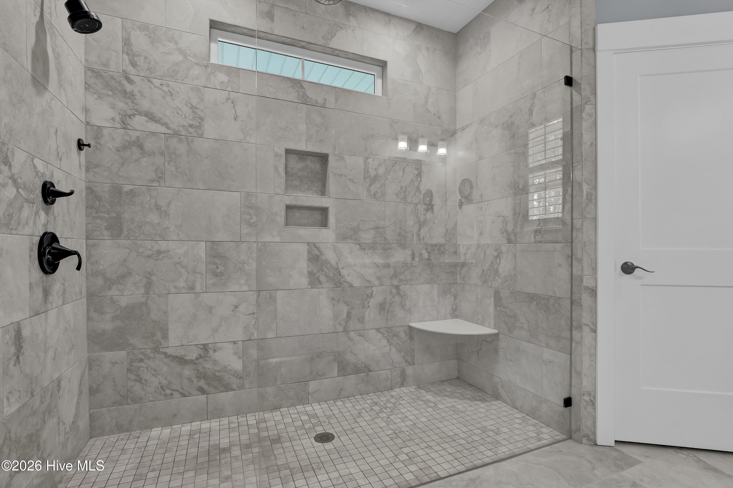 100567366 | Photo 23