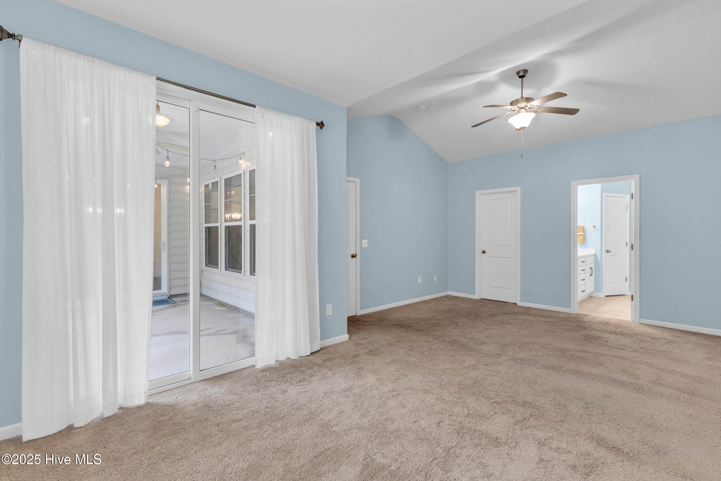 100546180 | Photo 13