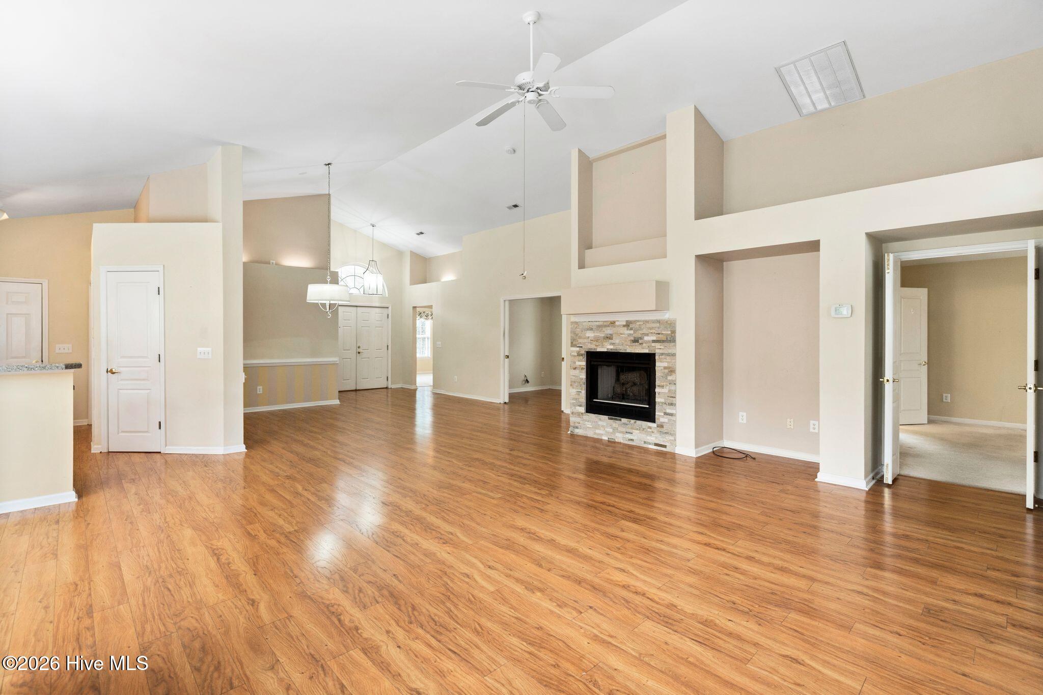 100558040 | Photo 16