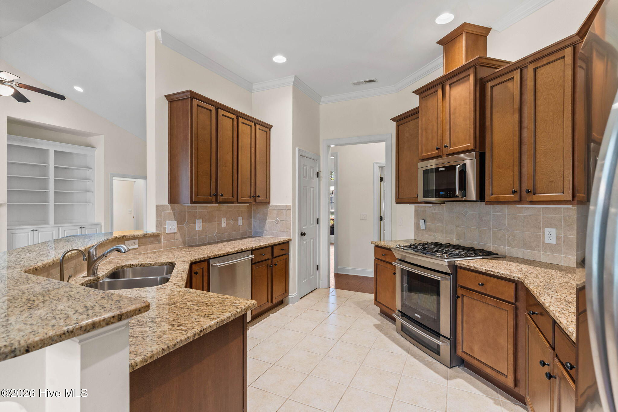 100568005 | Photo 14