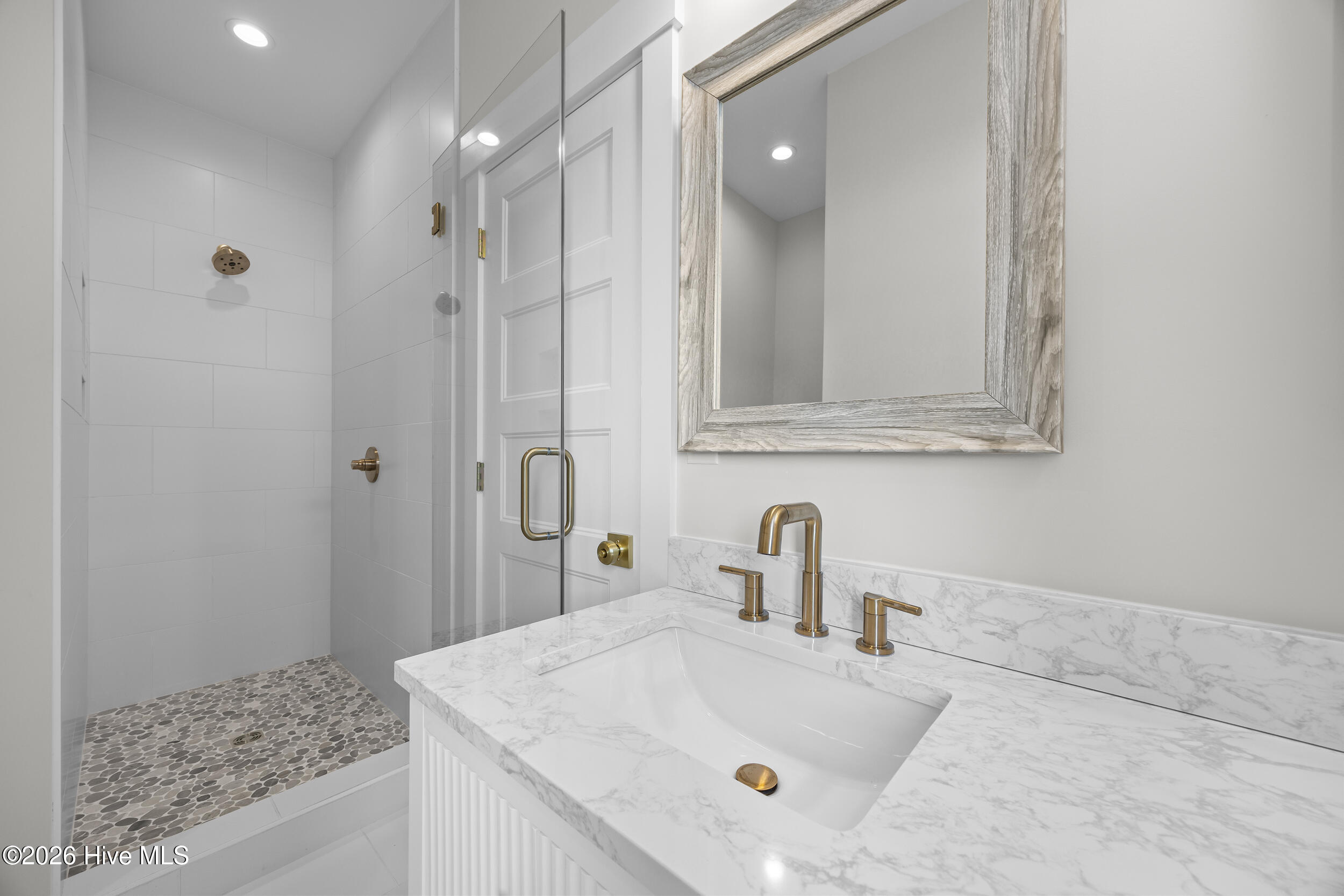 100543064 | Photo 51