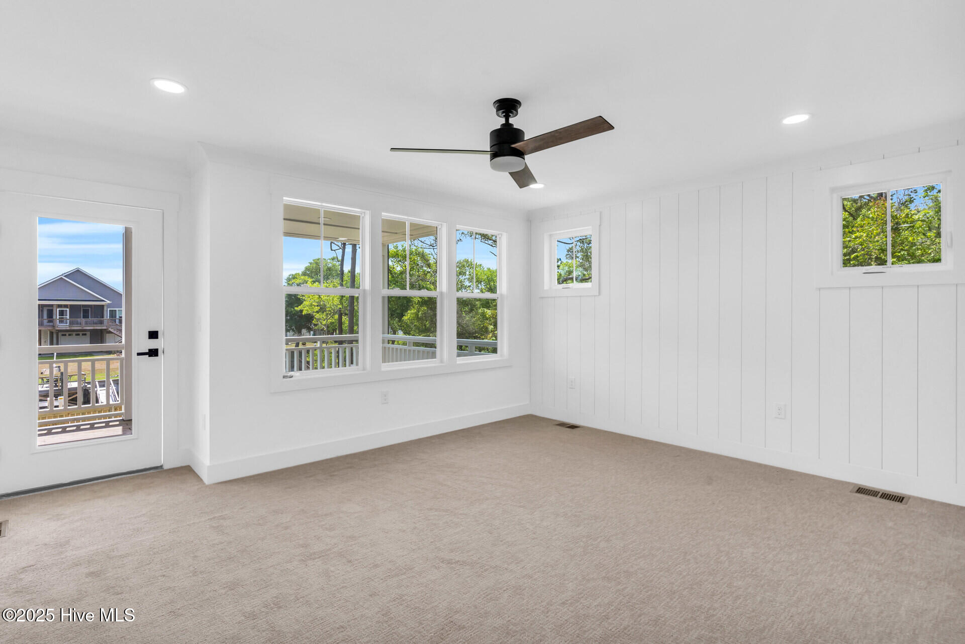 100547120 | Photo 25