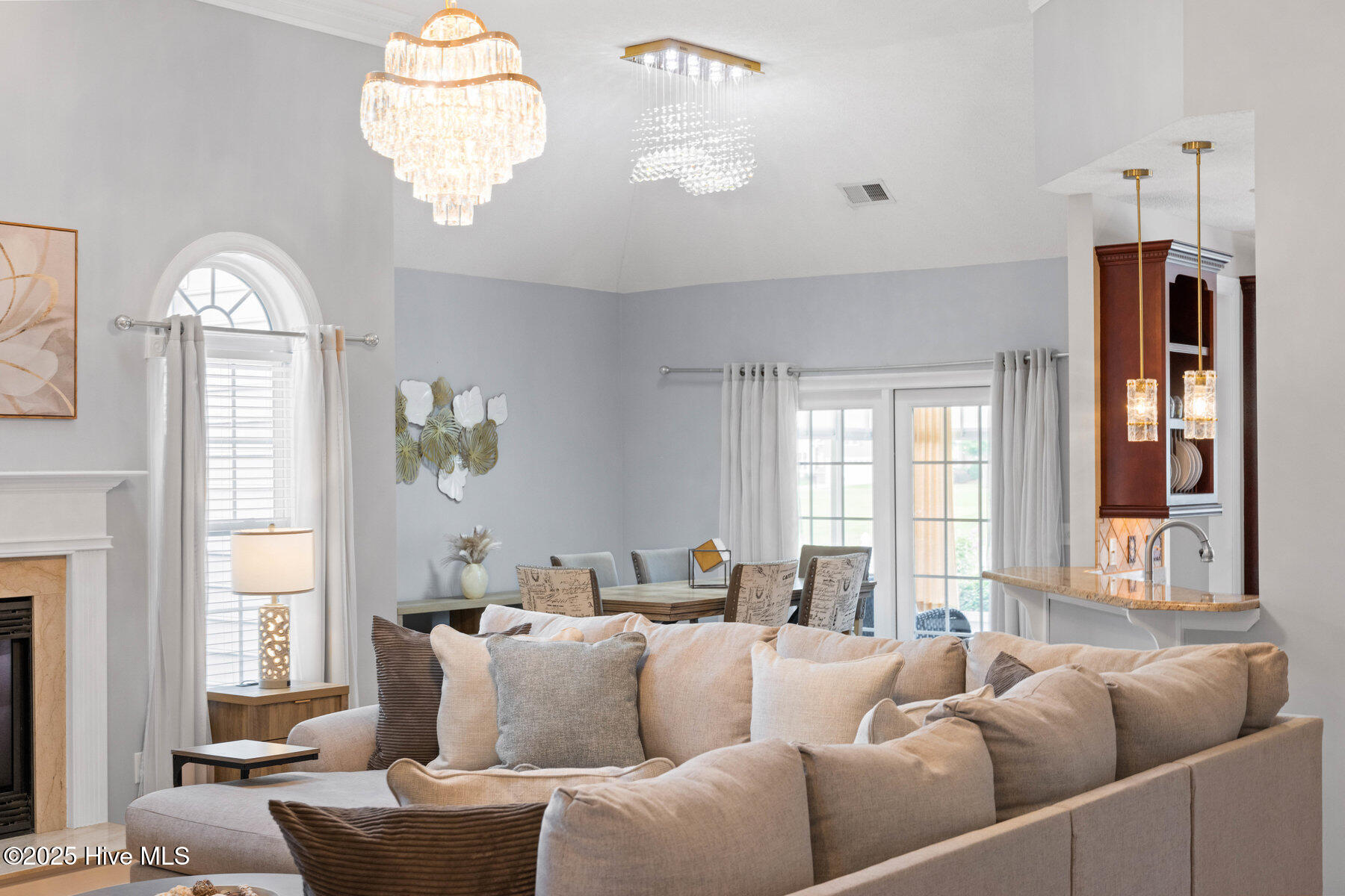 100547919 | Photo 21