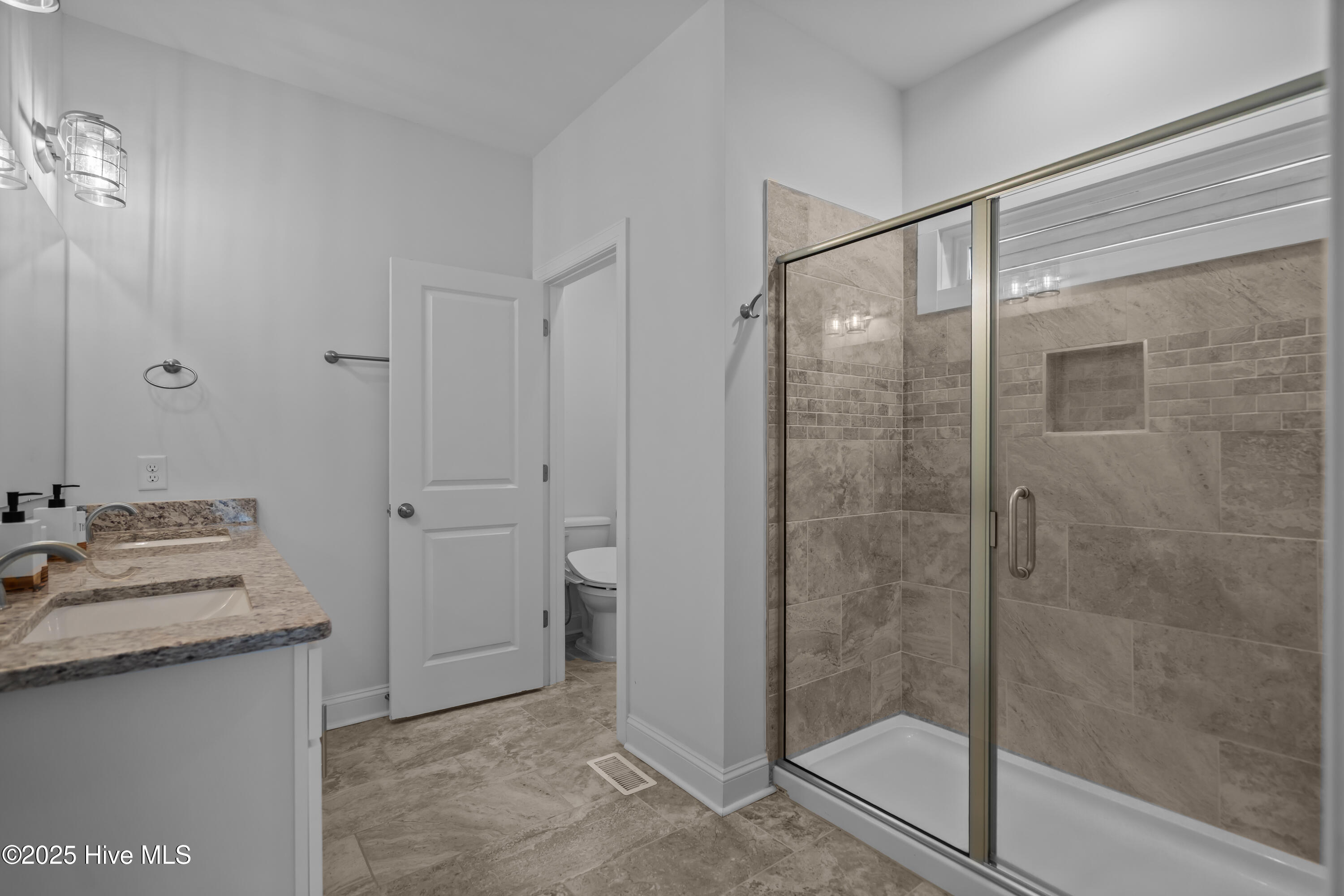 100517488 | Photo 25