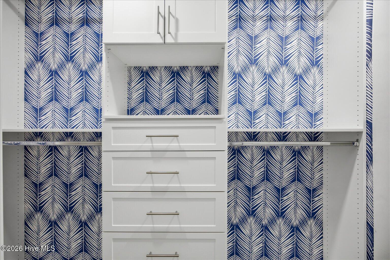 100548243 | Photo 37