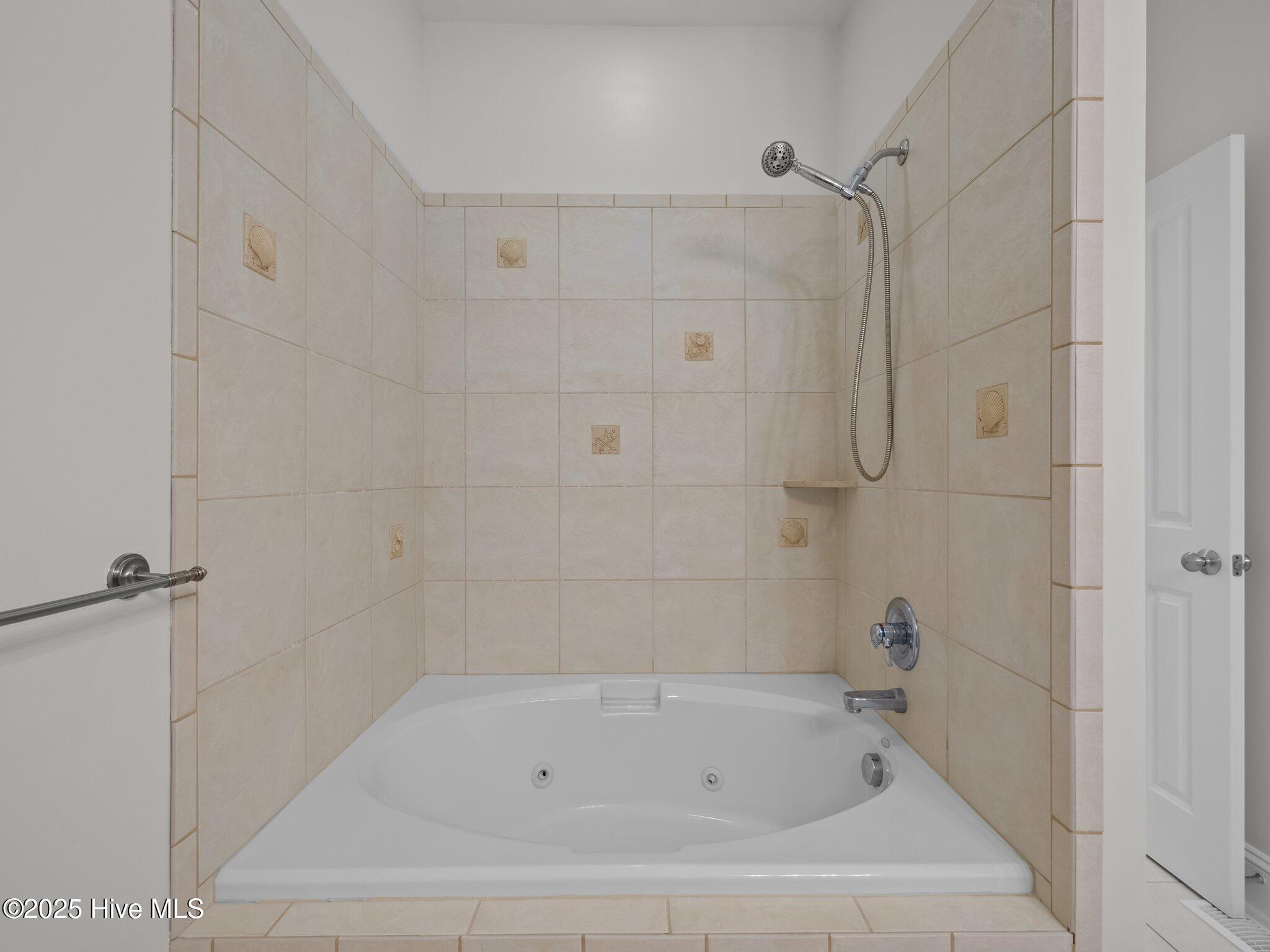 100518679 | Photo 32