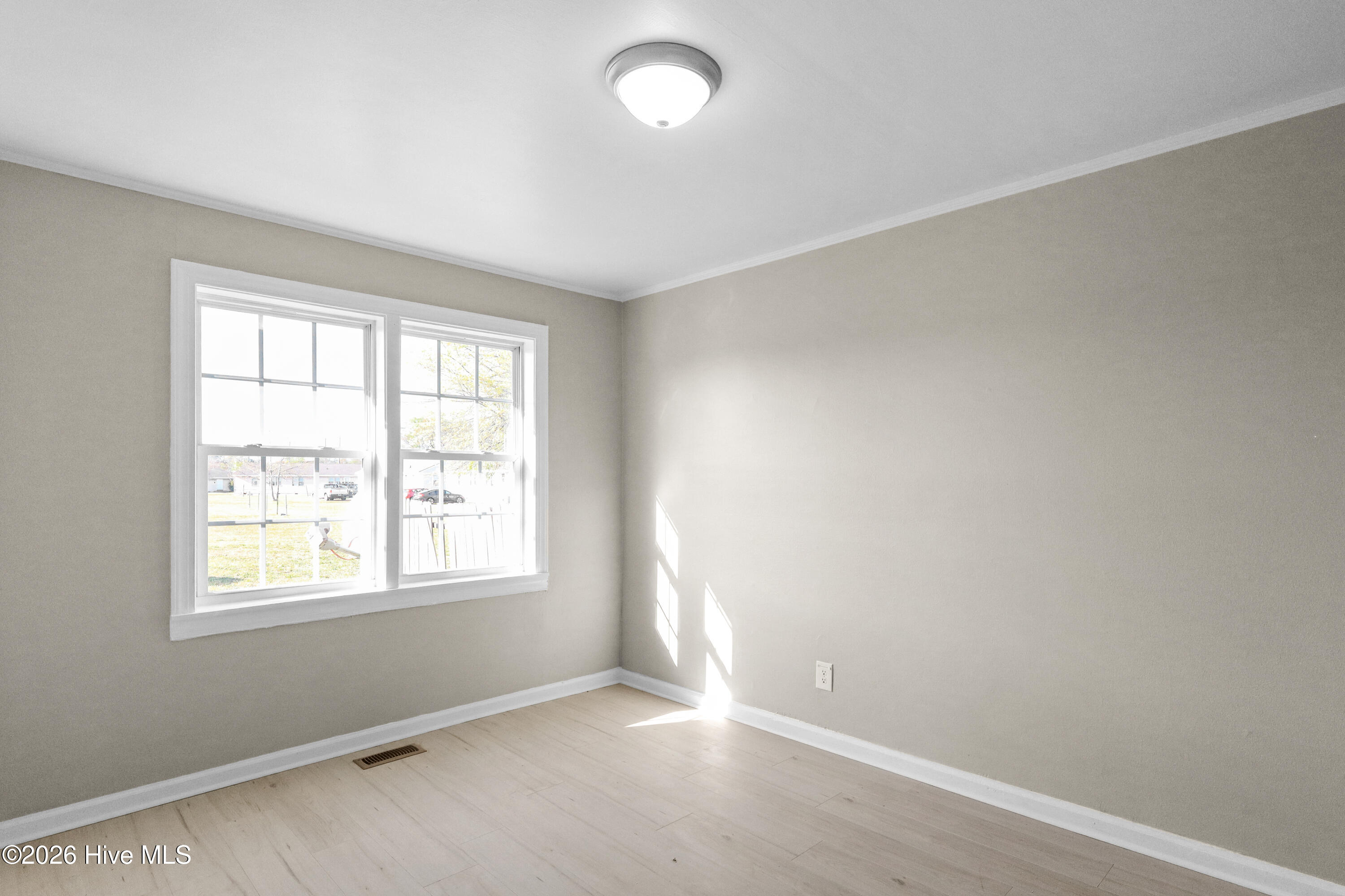 100563835 | Photo 35