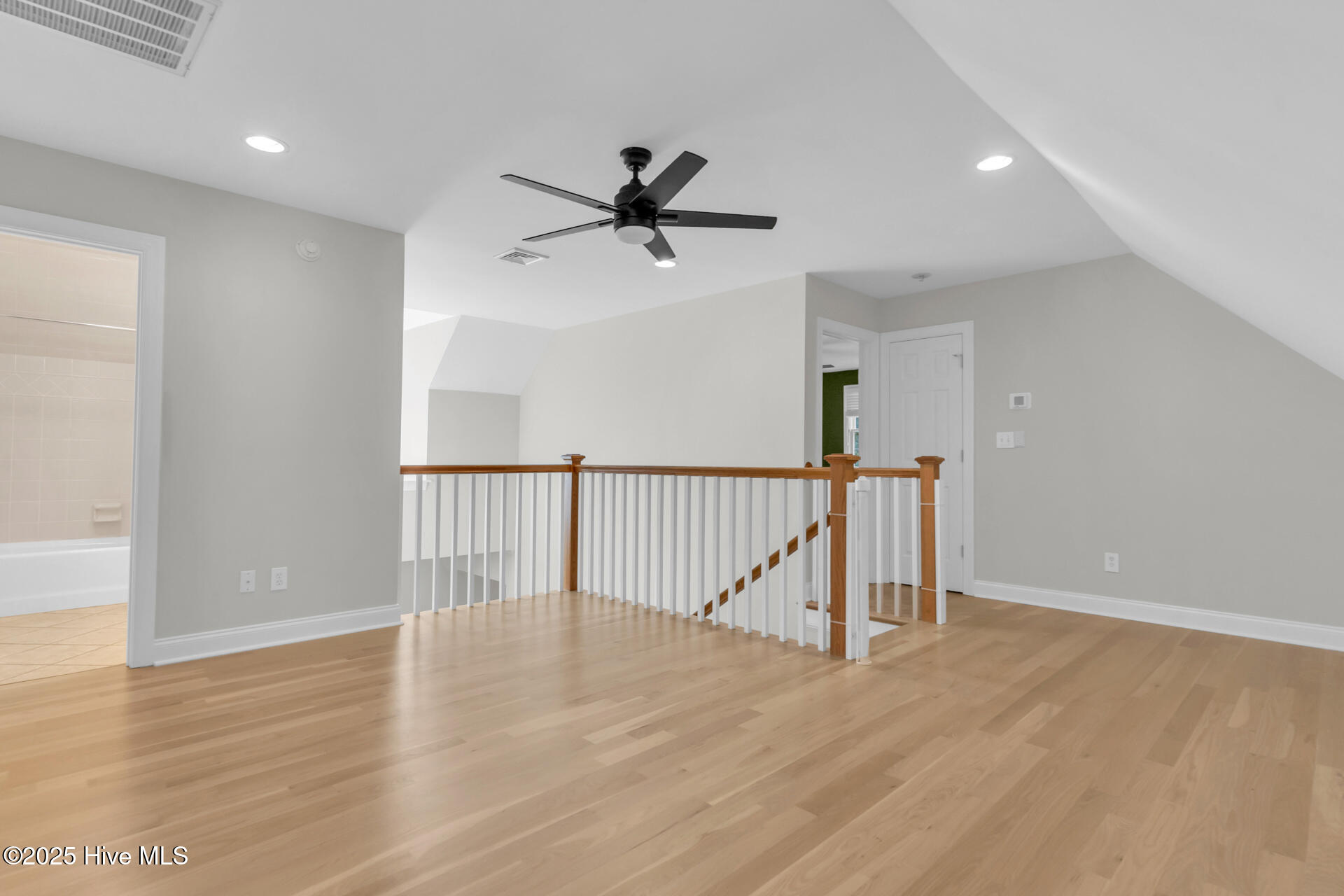 100532167 | Photo 37