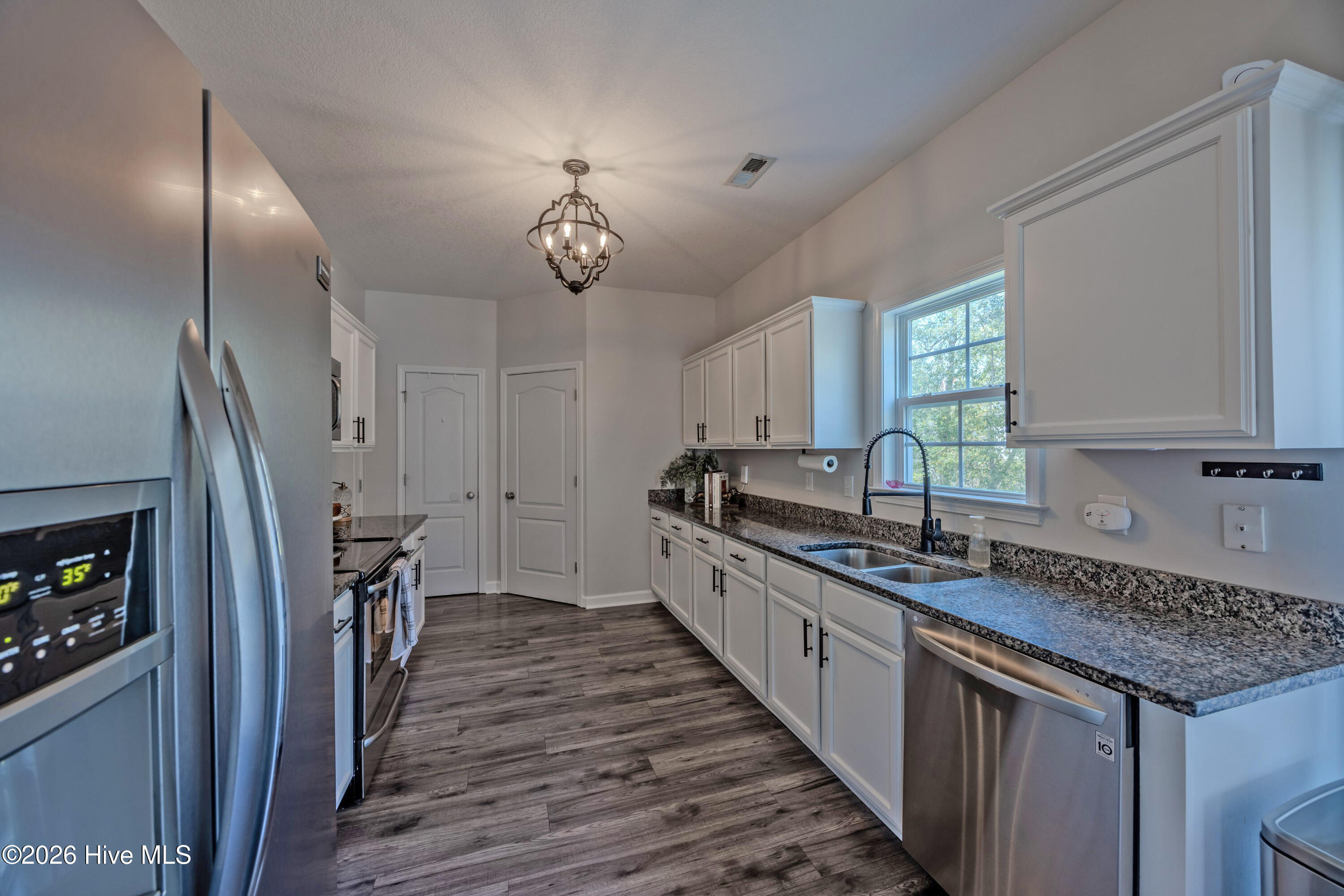 100562922 | Photo 14