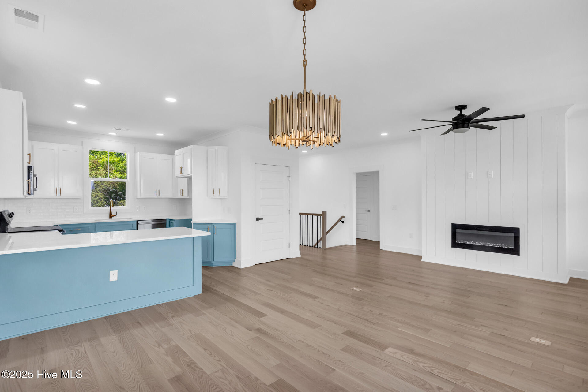 100547120 | Photo 16