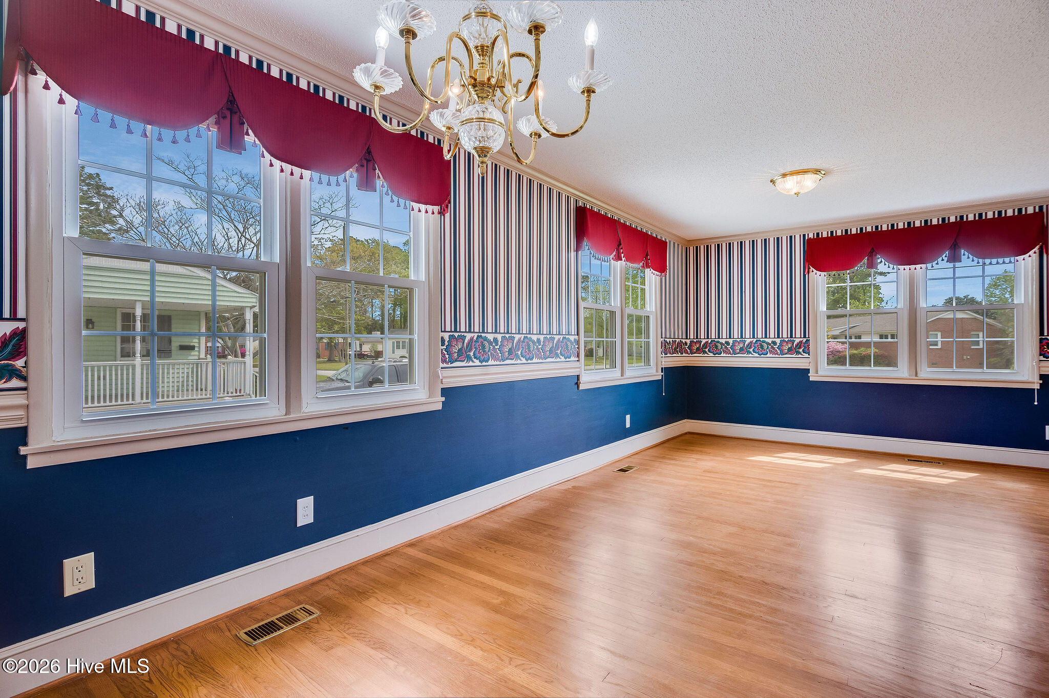 100565785 | Photo 11