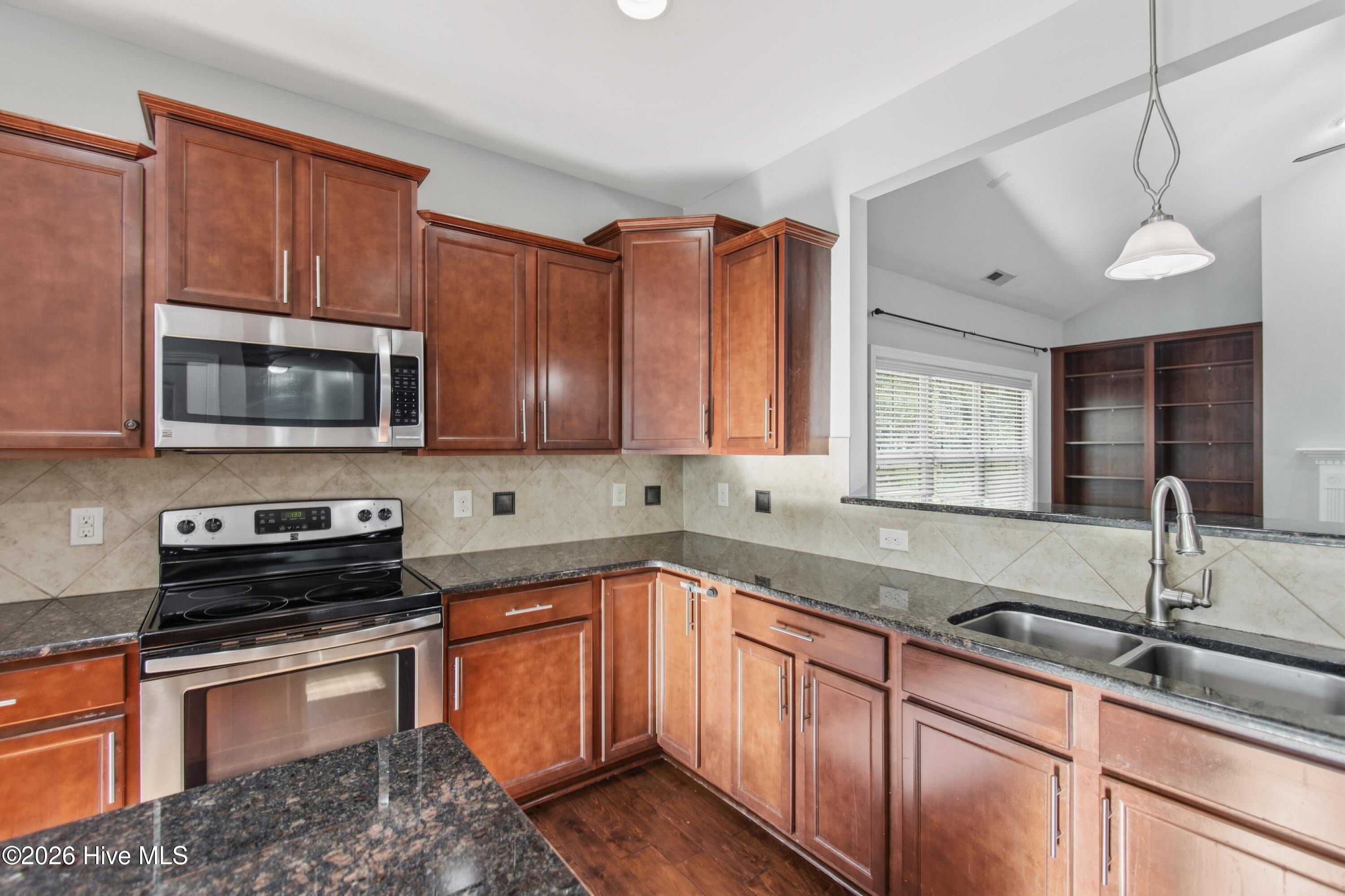 100549174 | Photo 18