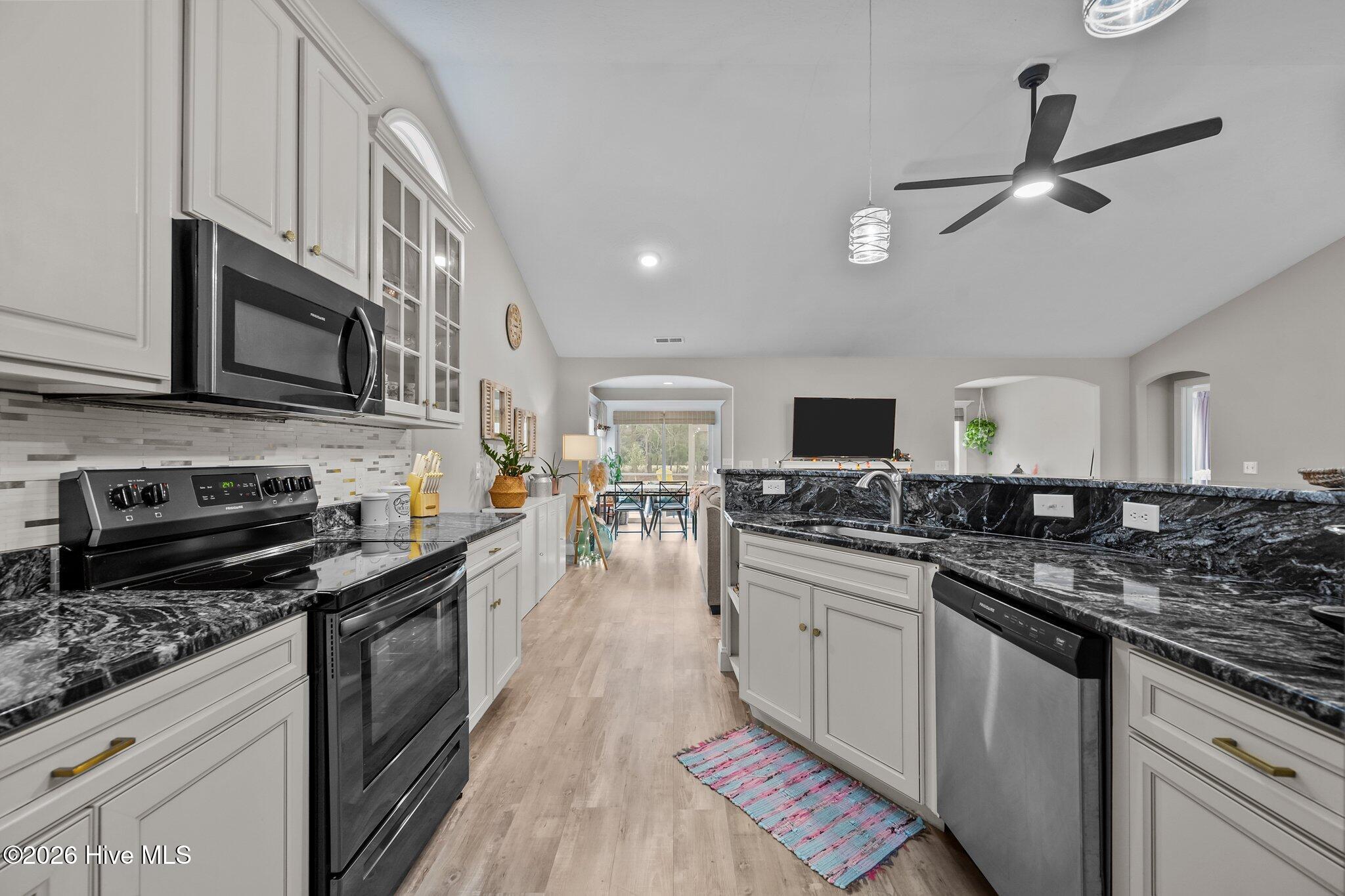 100566120 | Photo 19