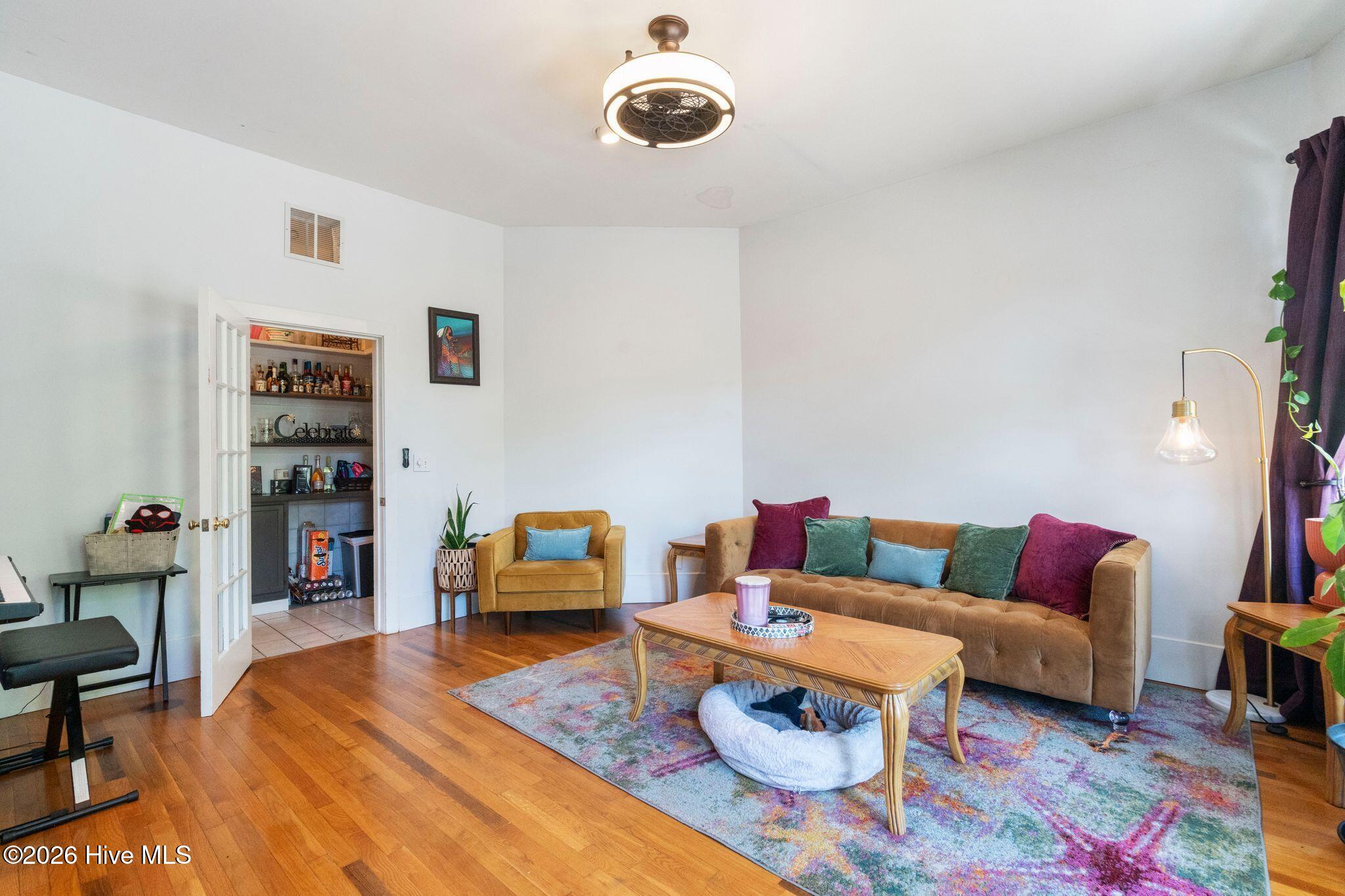 100570327 | Photo 36