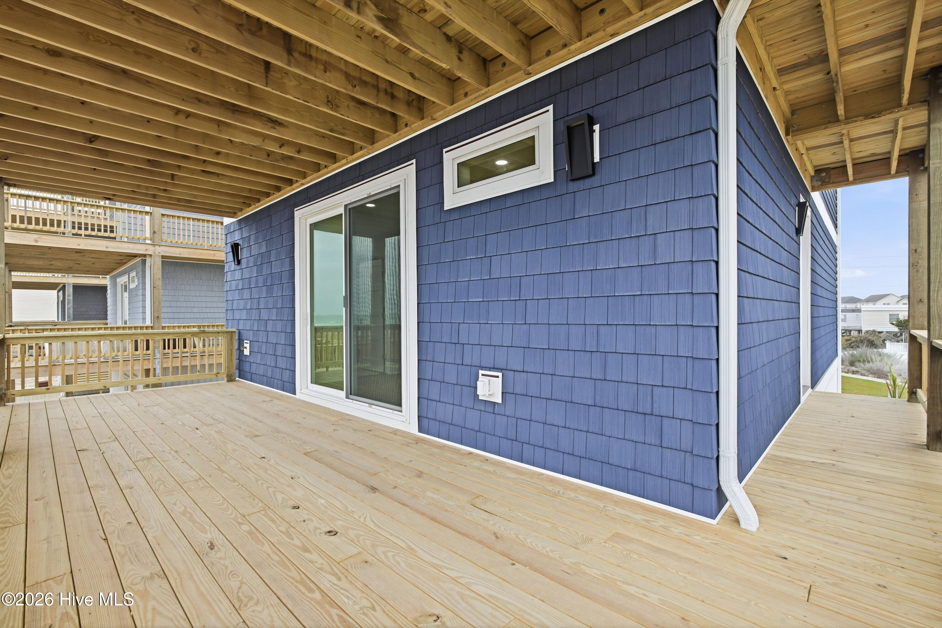 100508019 | Photo 44