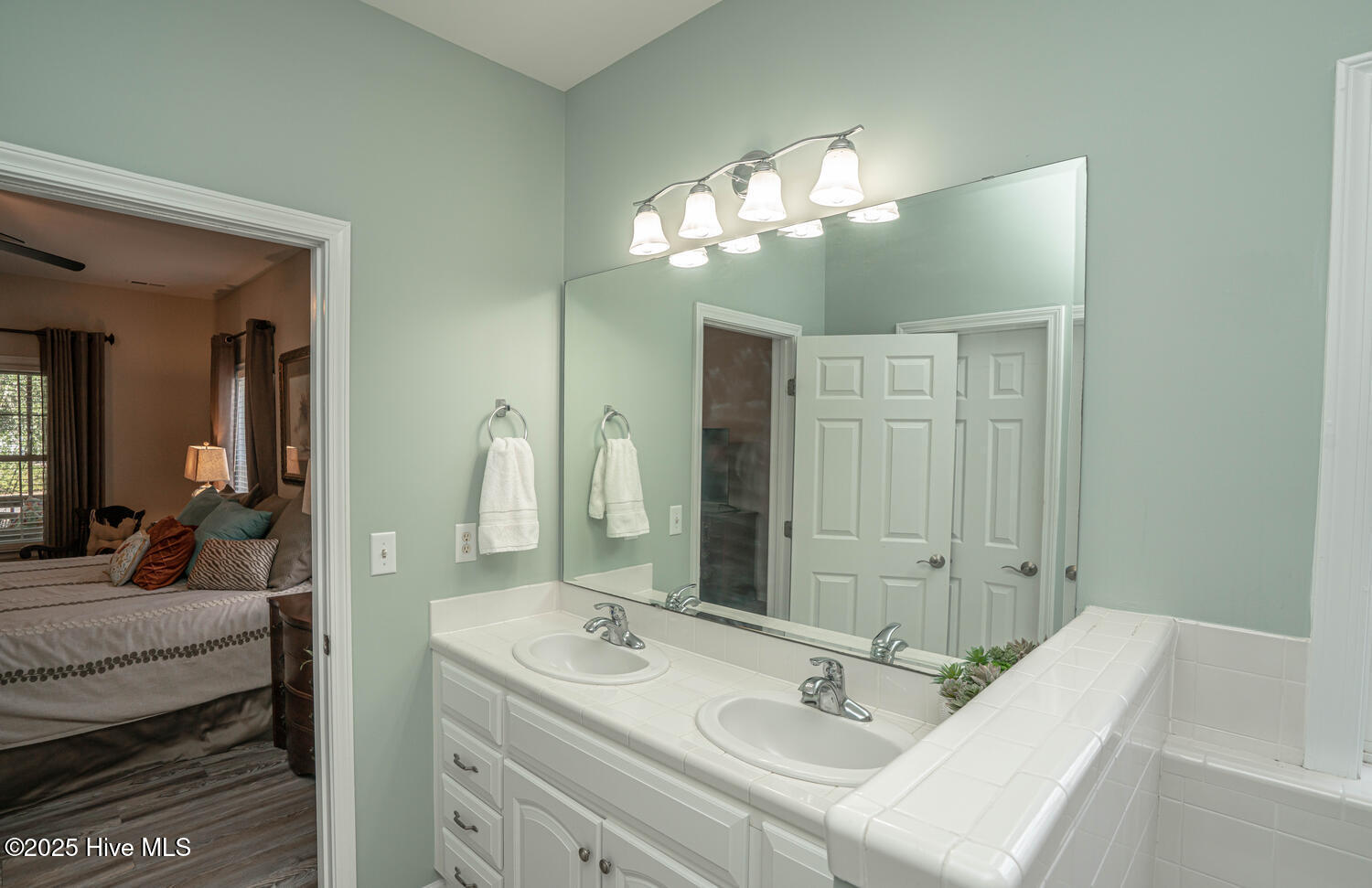 100532611 | Photo 45