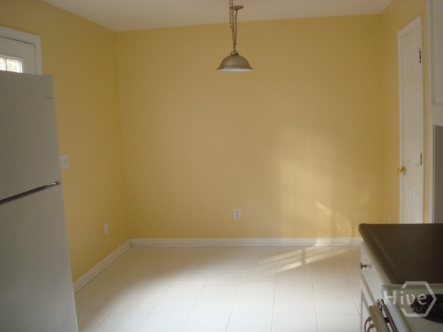 Dining area n kitchen.