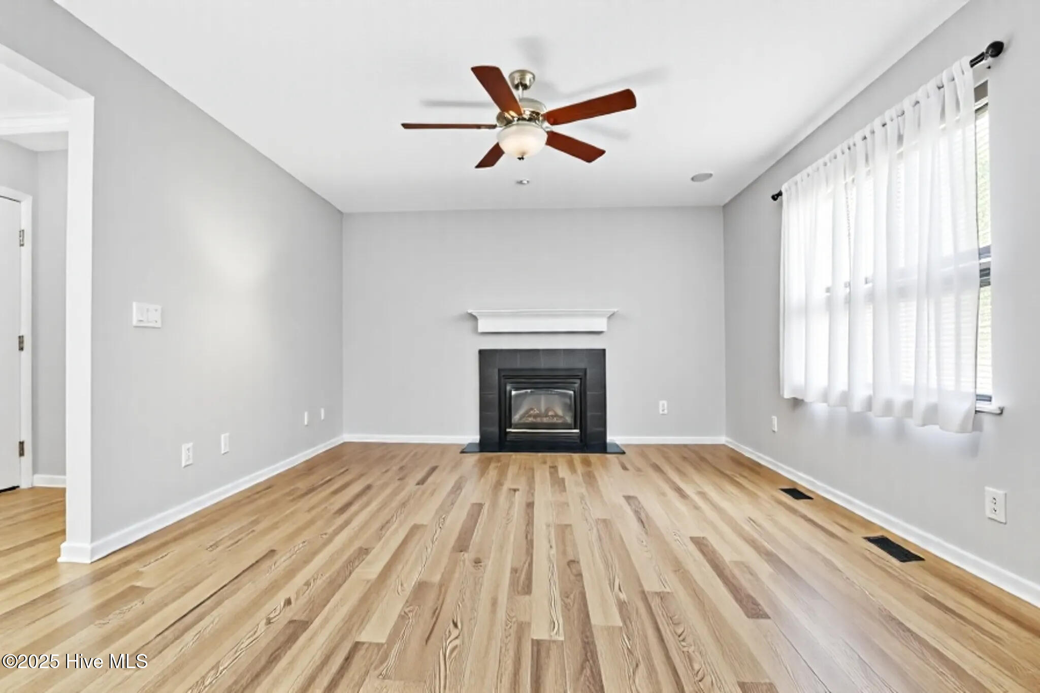 113 Knotts Court, Sneads Ferry, NC 28460 – photo 5: lr empty