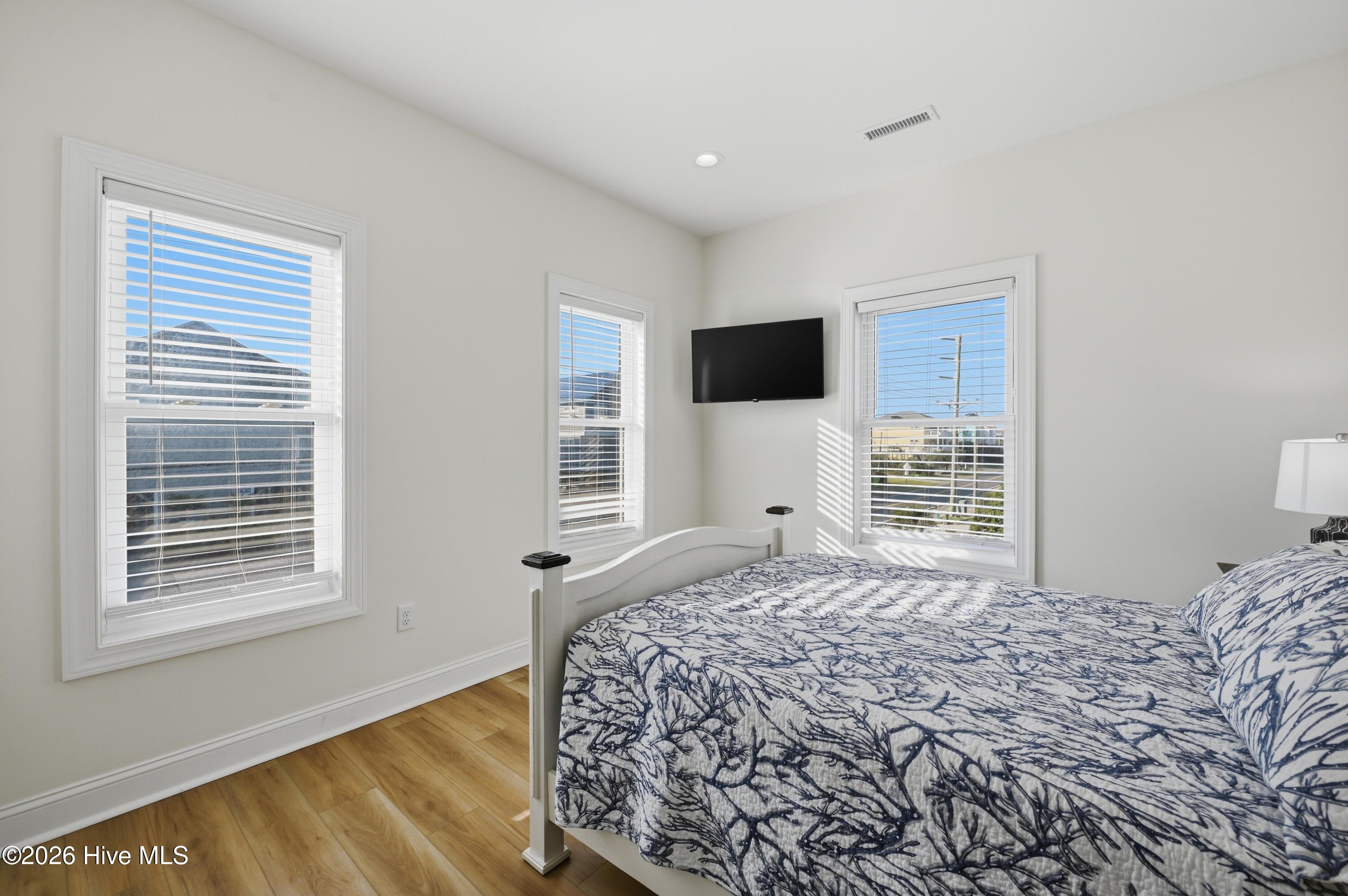 100561977 | Photo 35