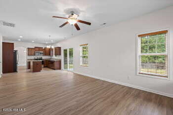 100548839 | Photo 13