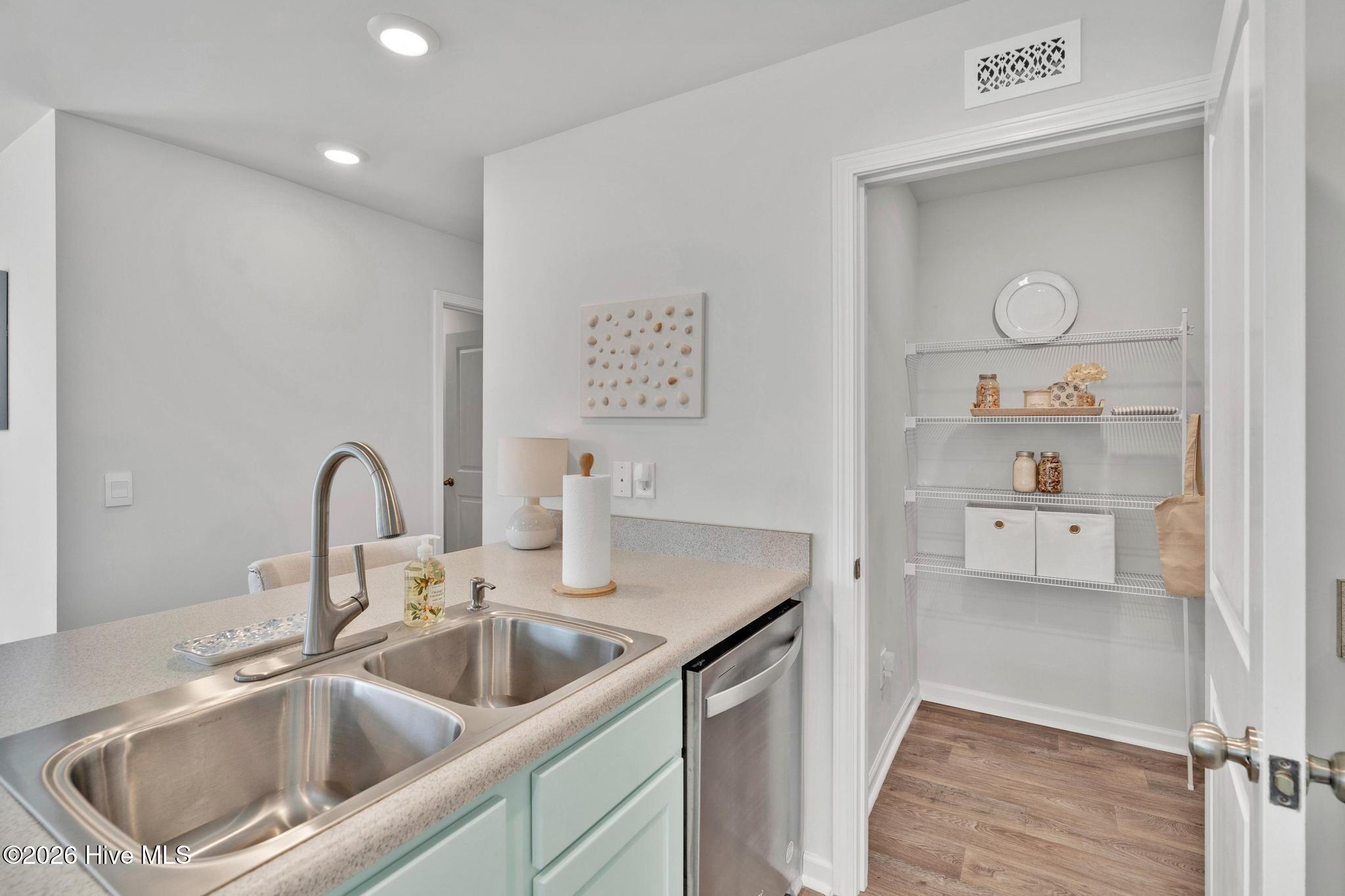 100563987 | Photo 18