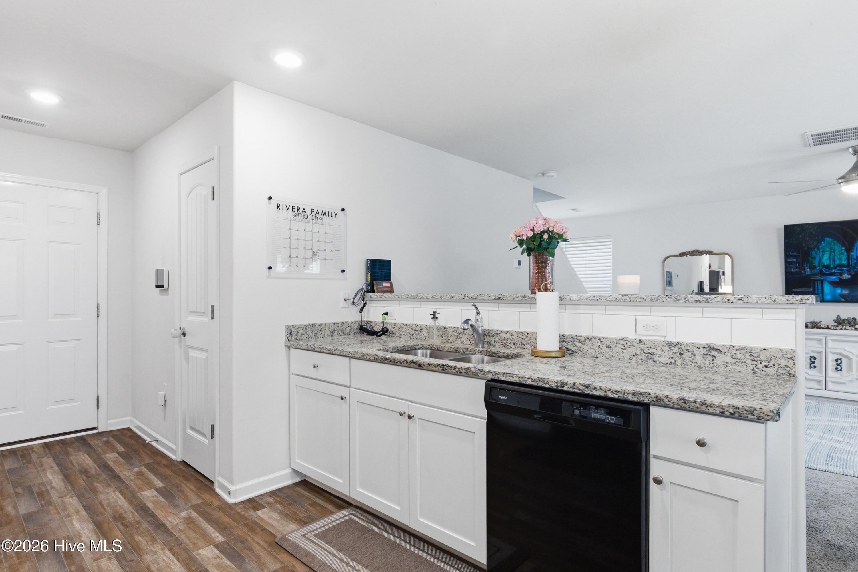 100558075 | Photo 19