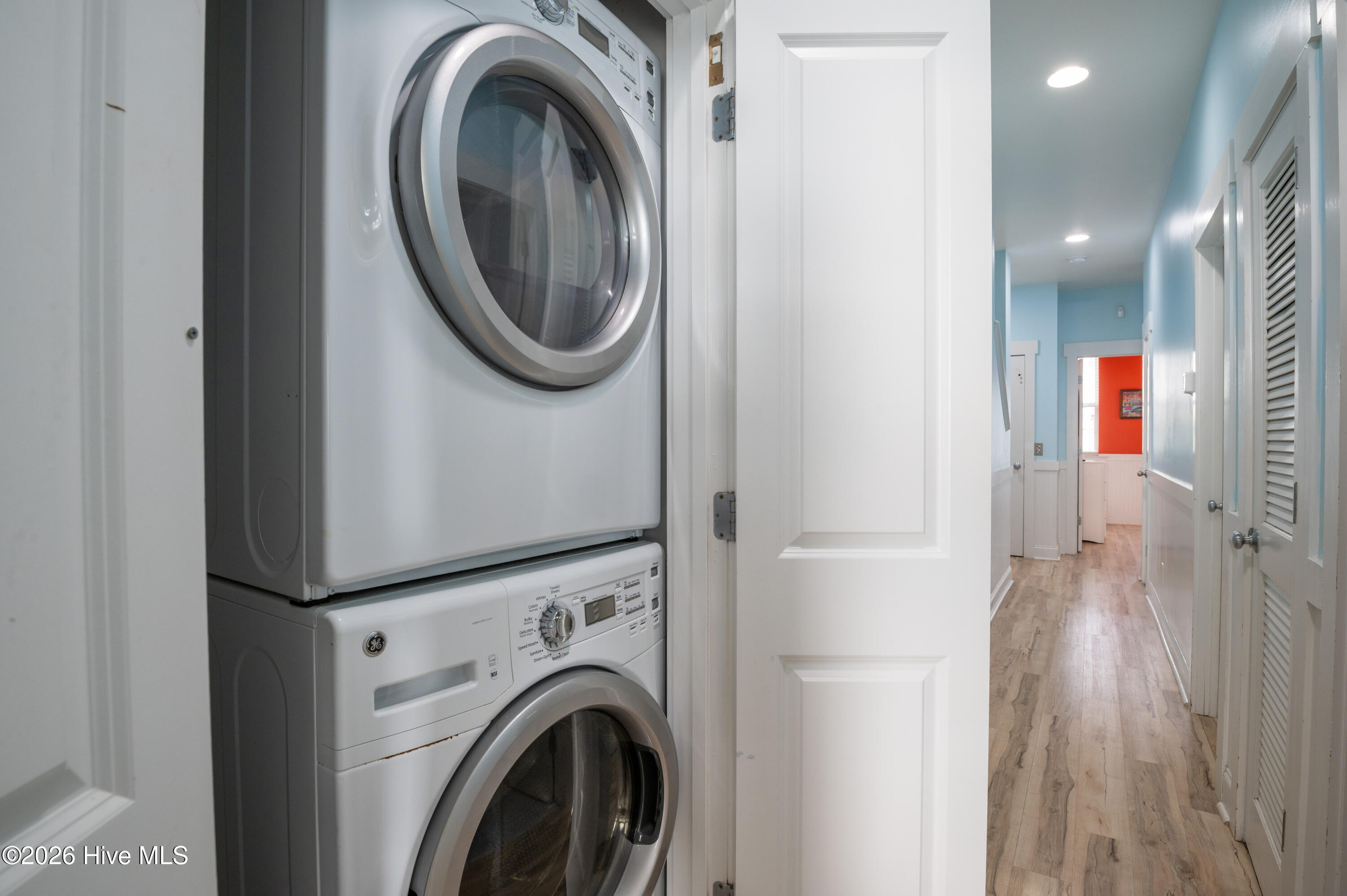 100550825 | Photo 25