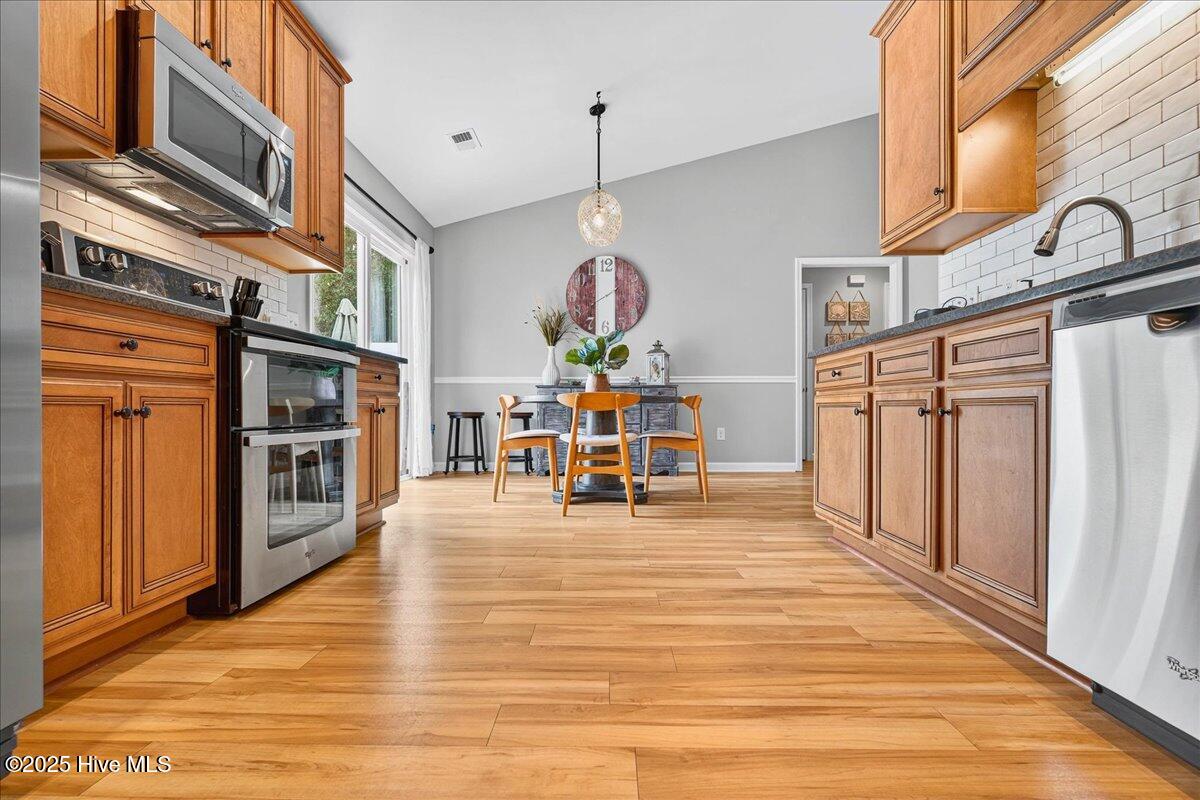 100530290 | Photo 18