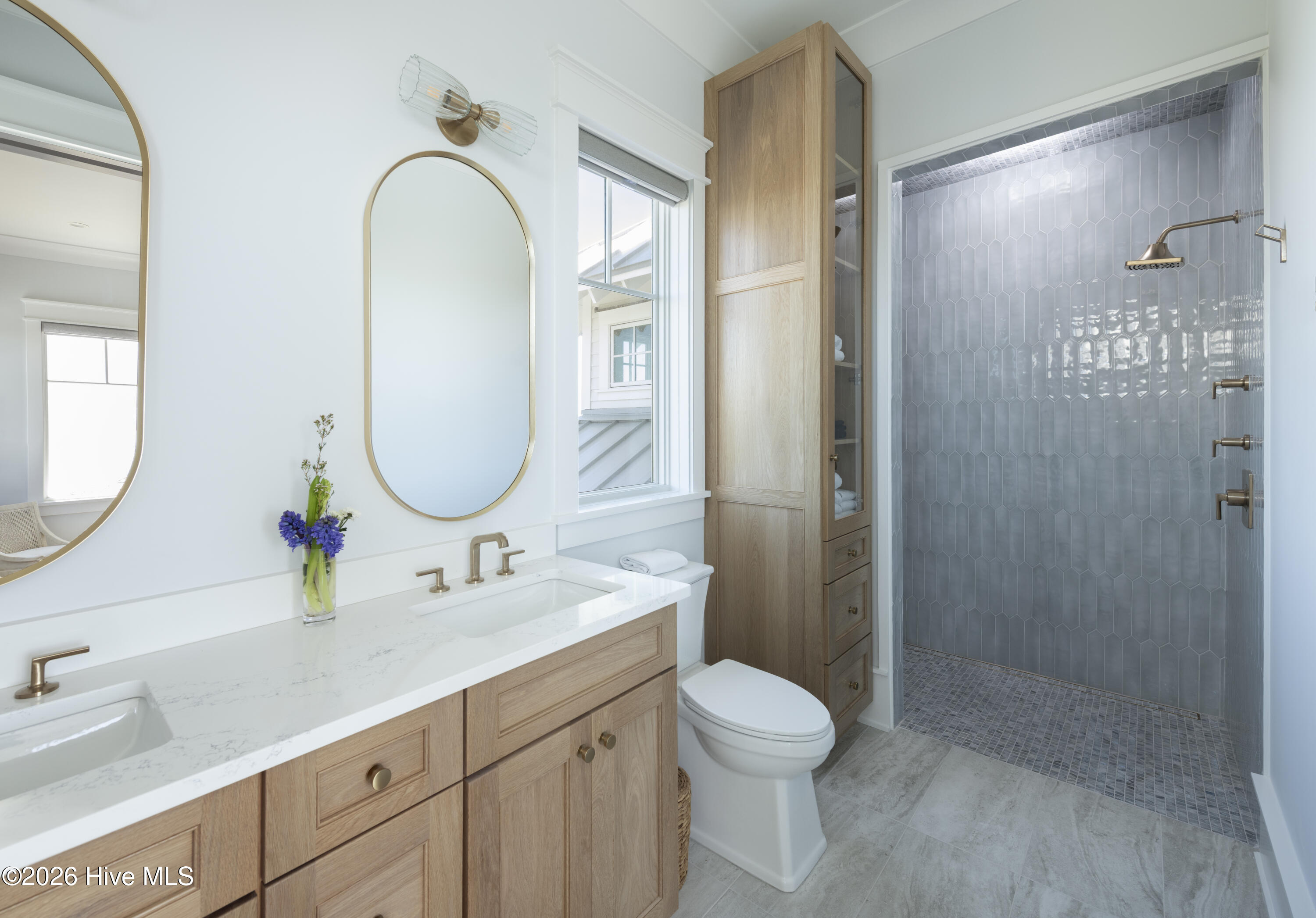 100569969 | Photo 45