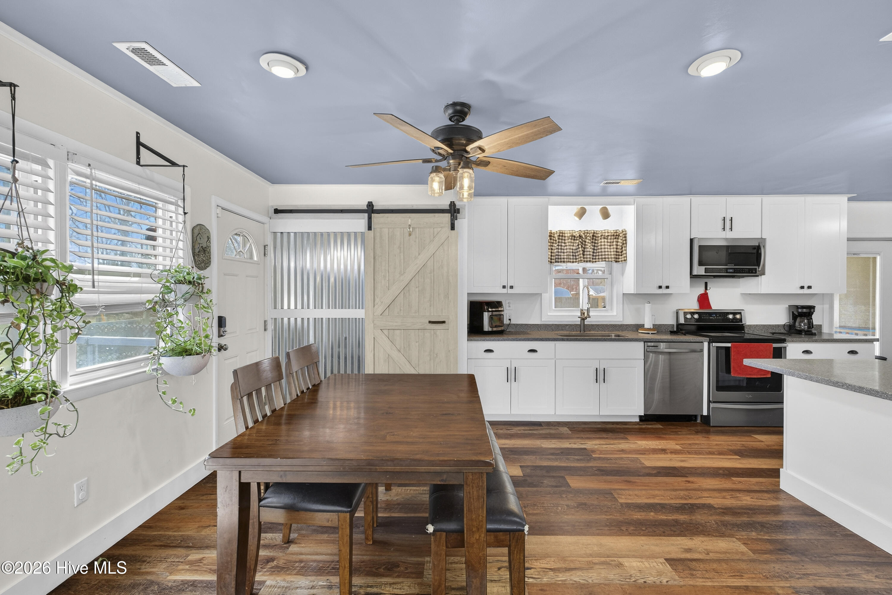 100558710 | Photo 14