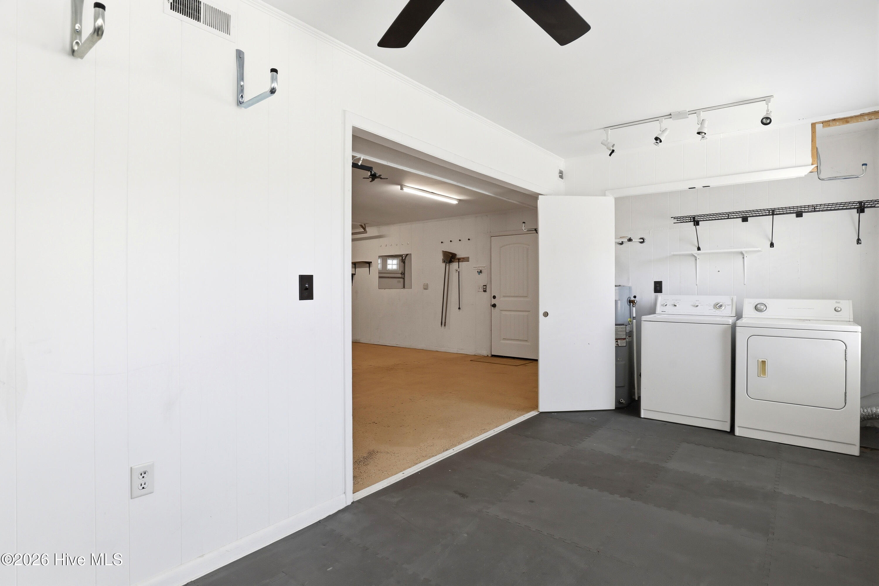 100569925 | Photo 51