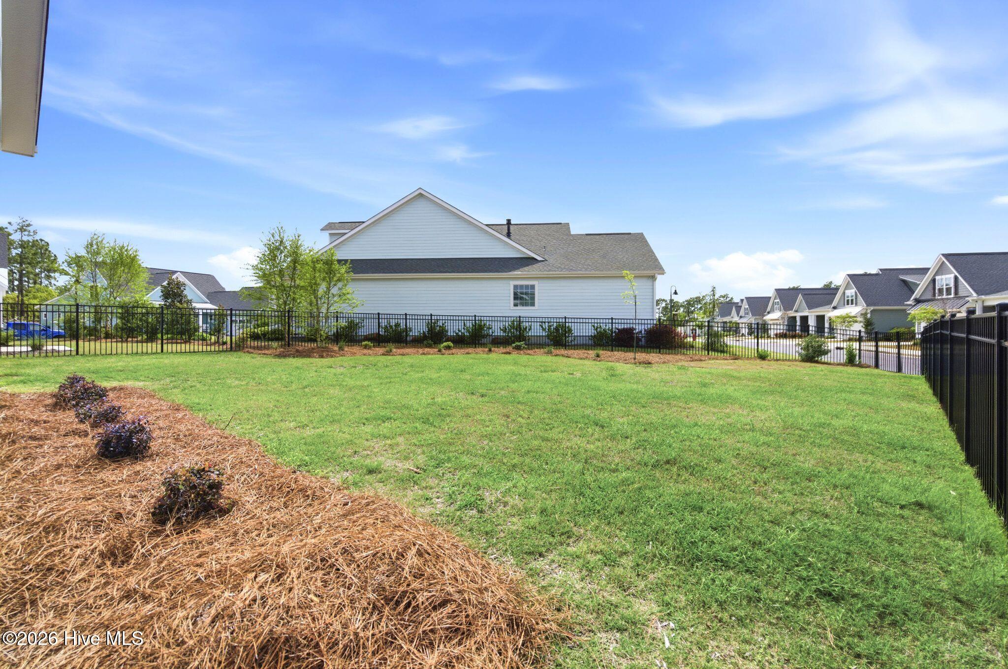 100565935 | Photo 42