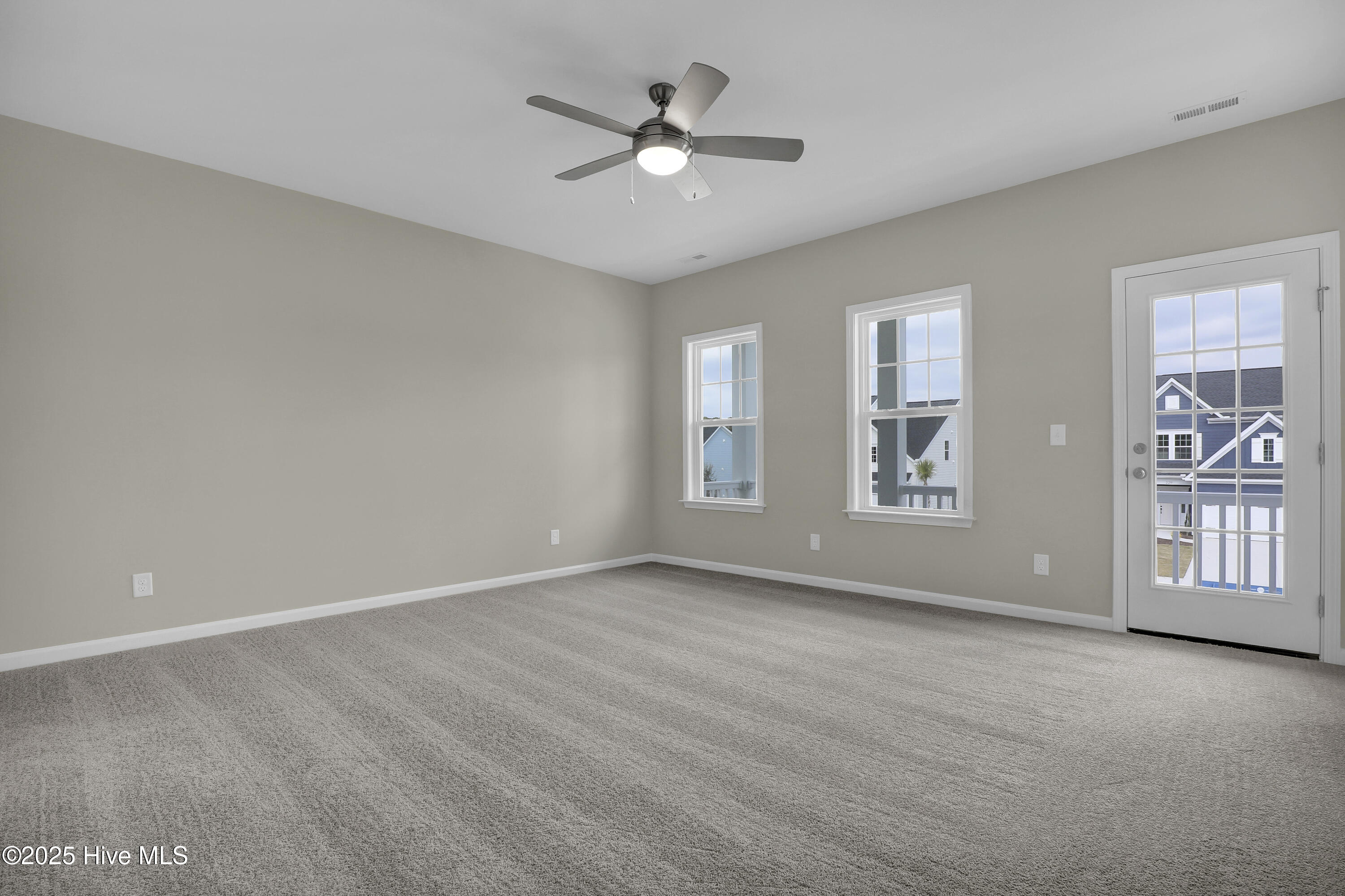 100518189 | Photo 15