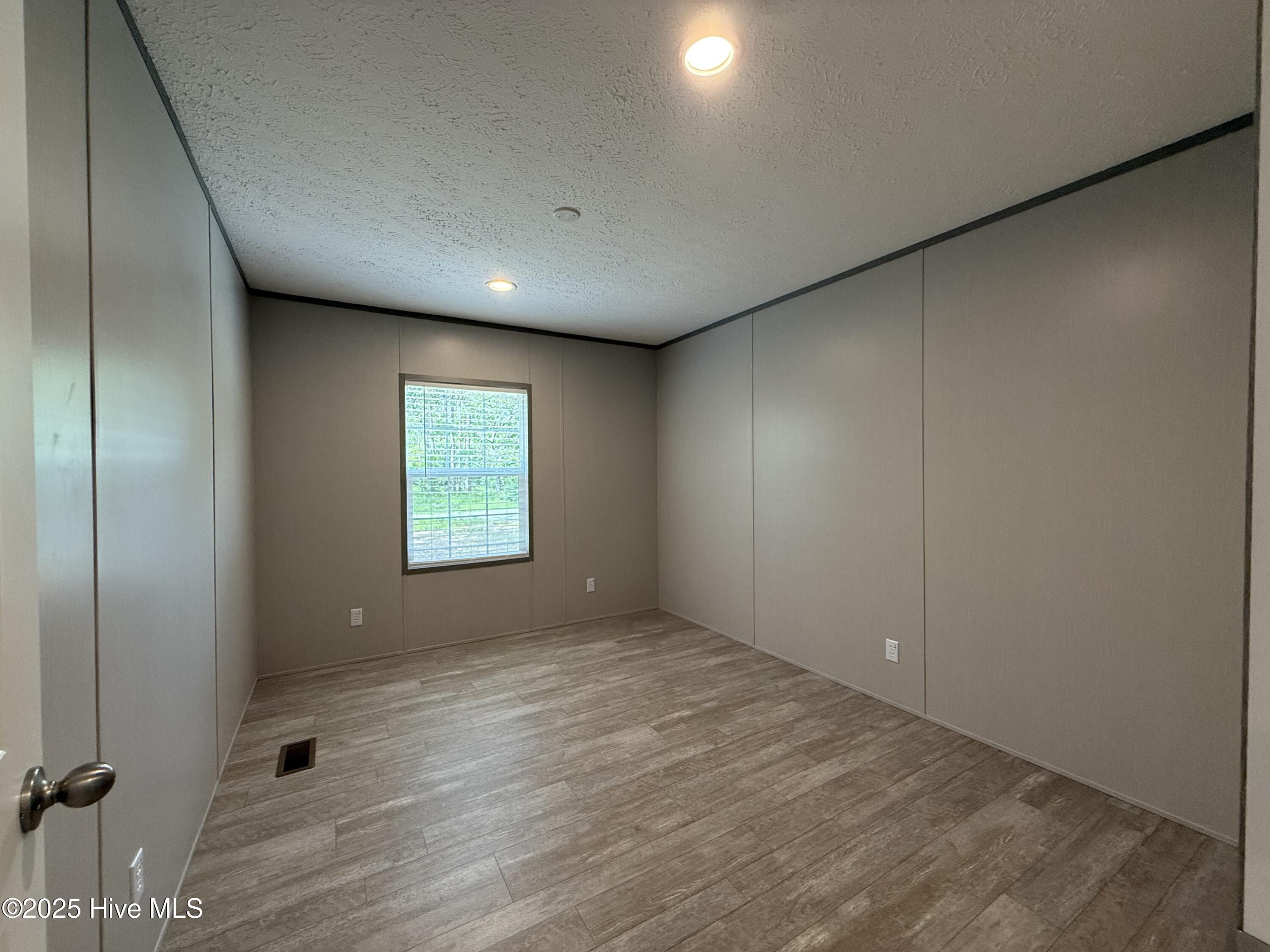 100518678 | Photo 17