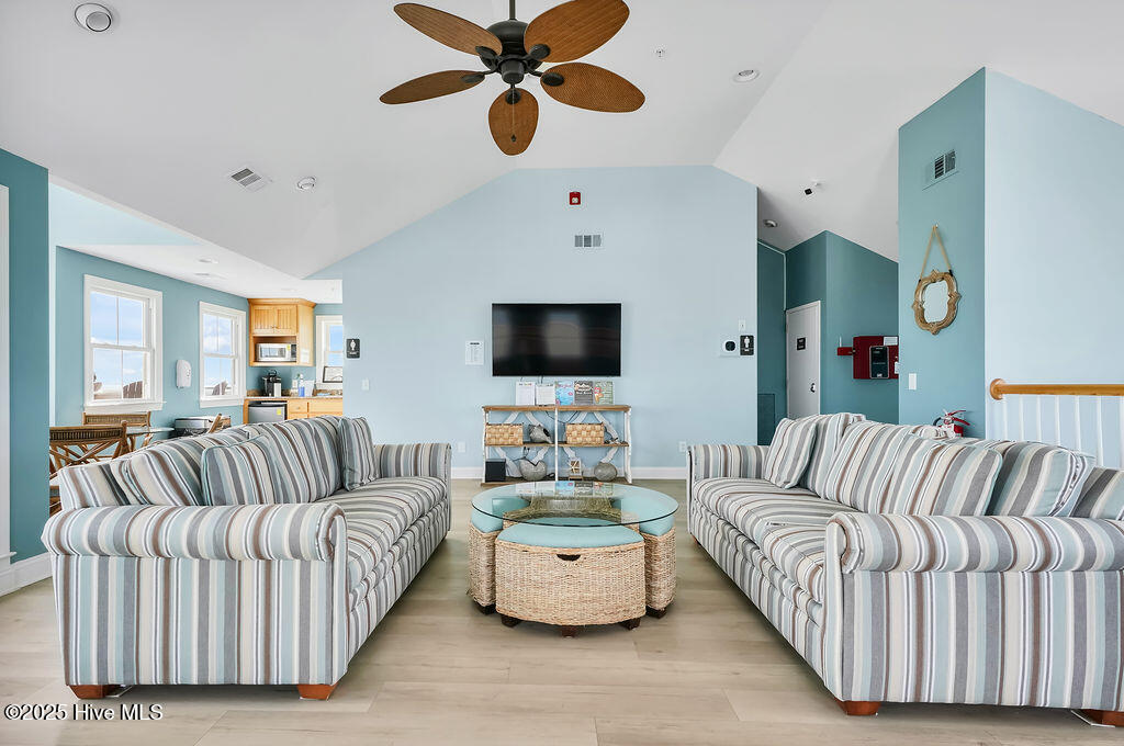 100535984 | Photo 104