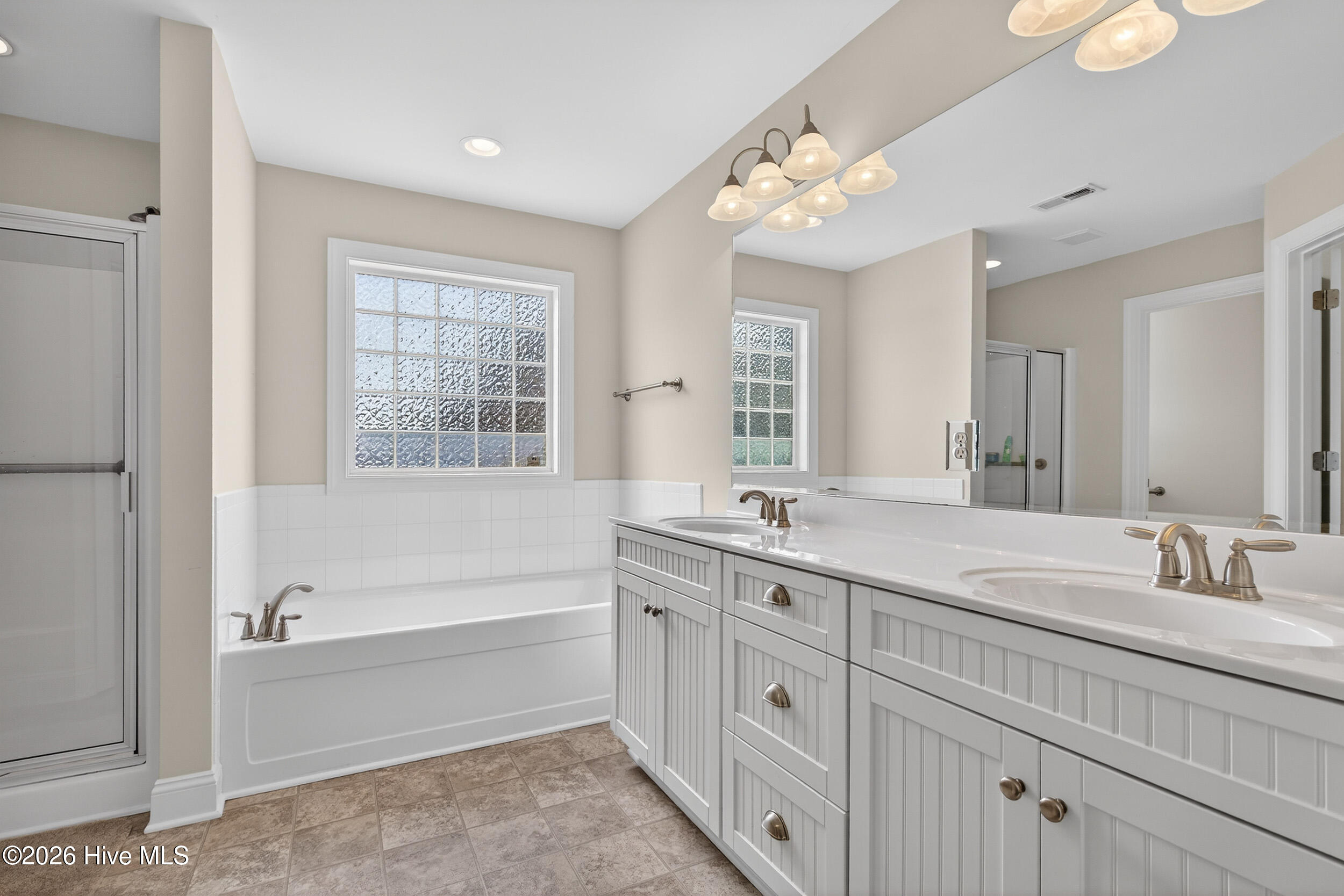 100560806 | Photo 10