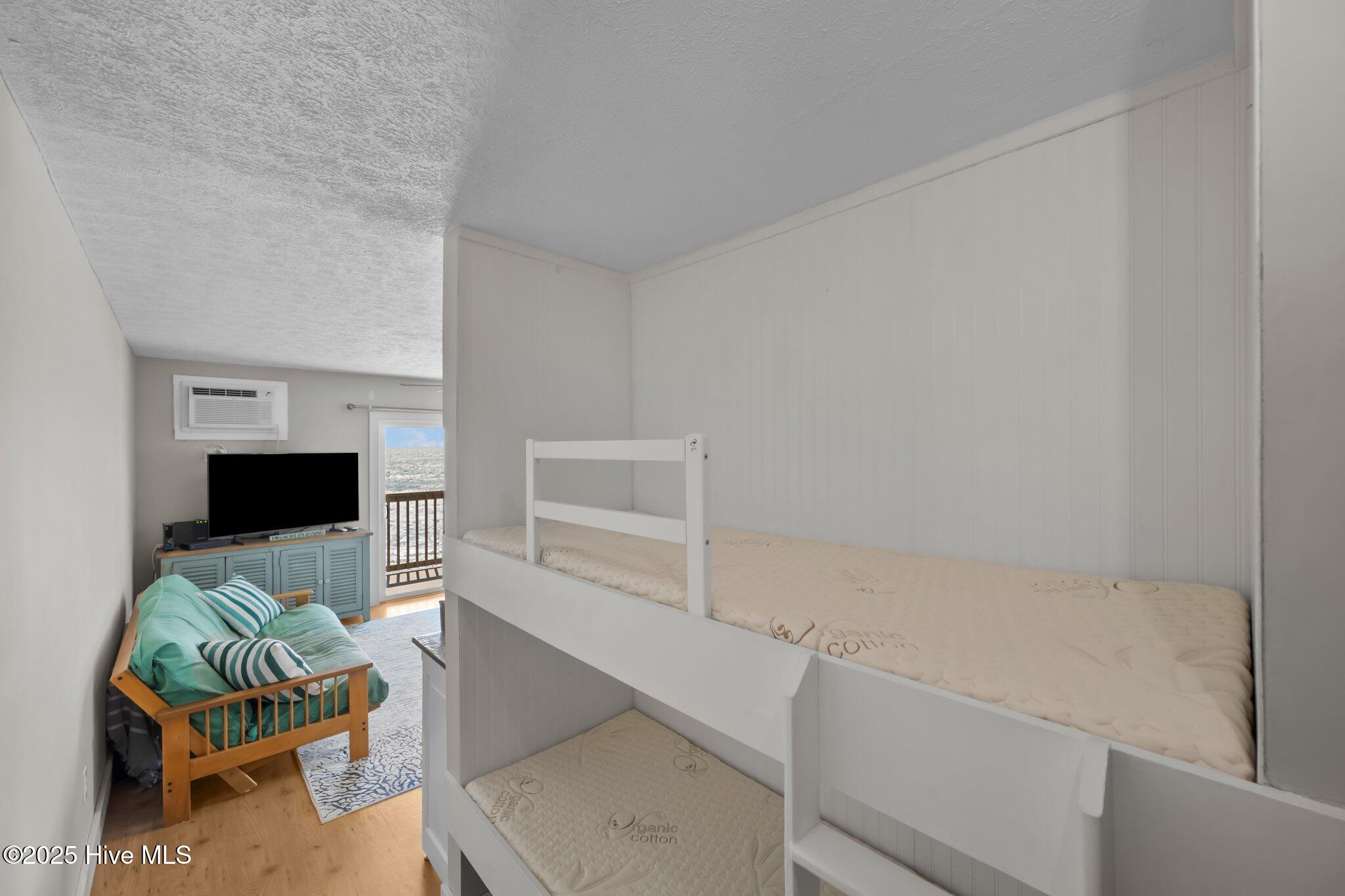 100546128 | Photo 23