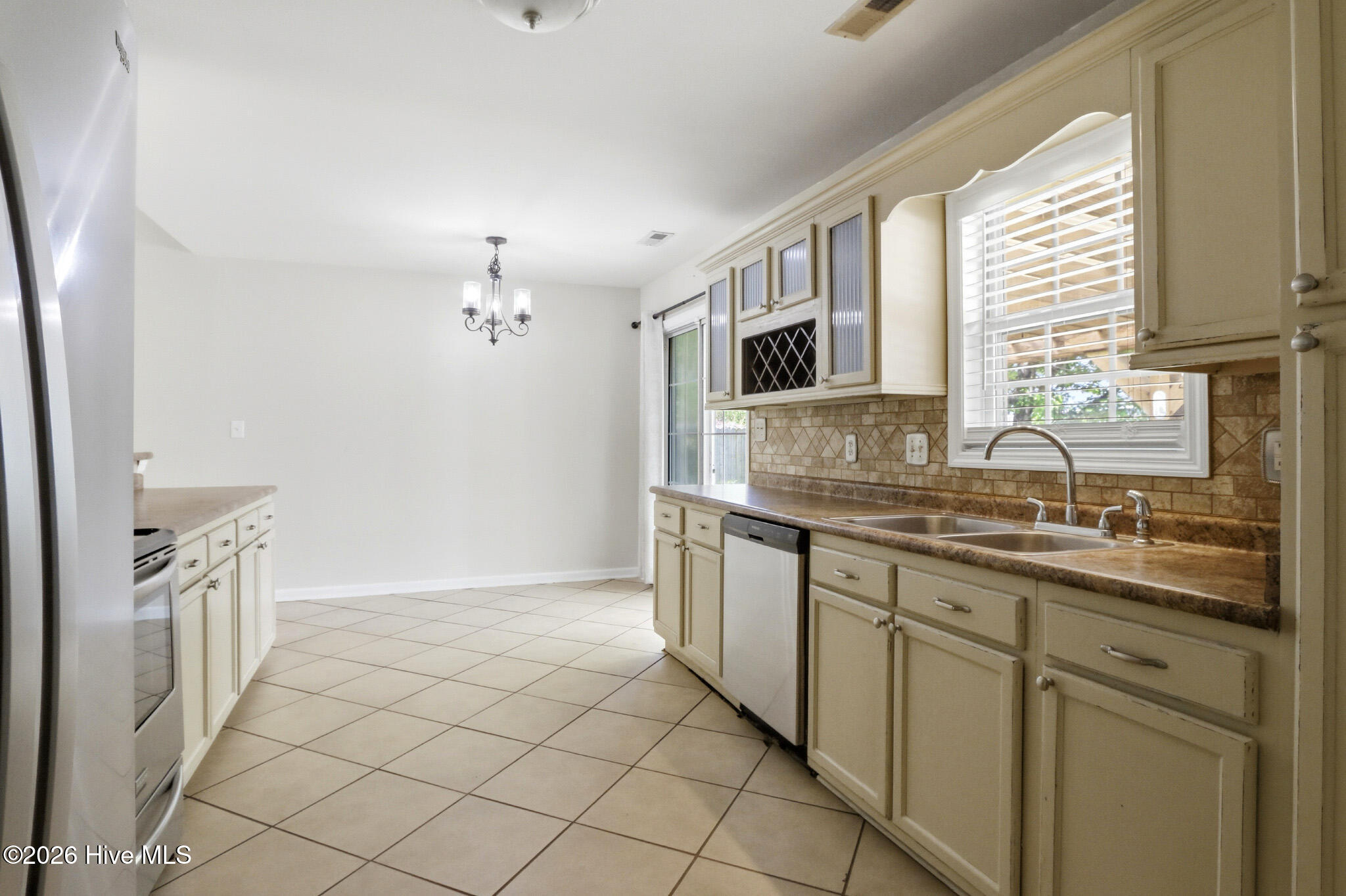 100558935 | Photo 25