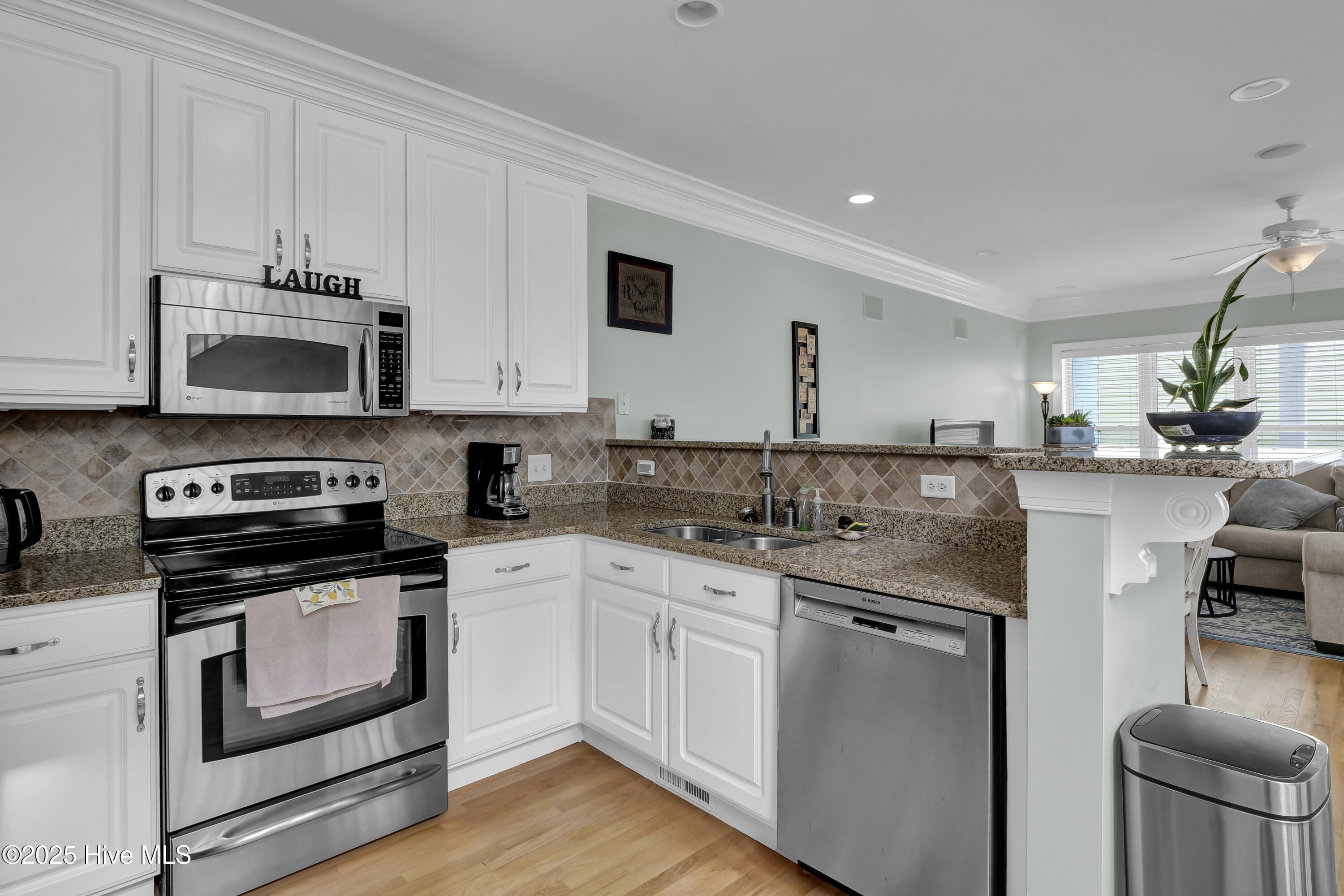 100526208 | Photo 14