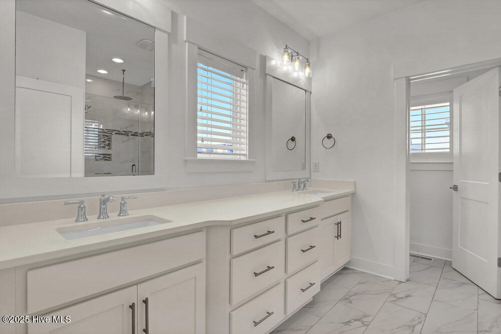 100518047 | Photo 30