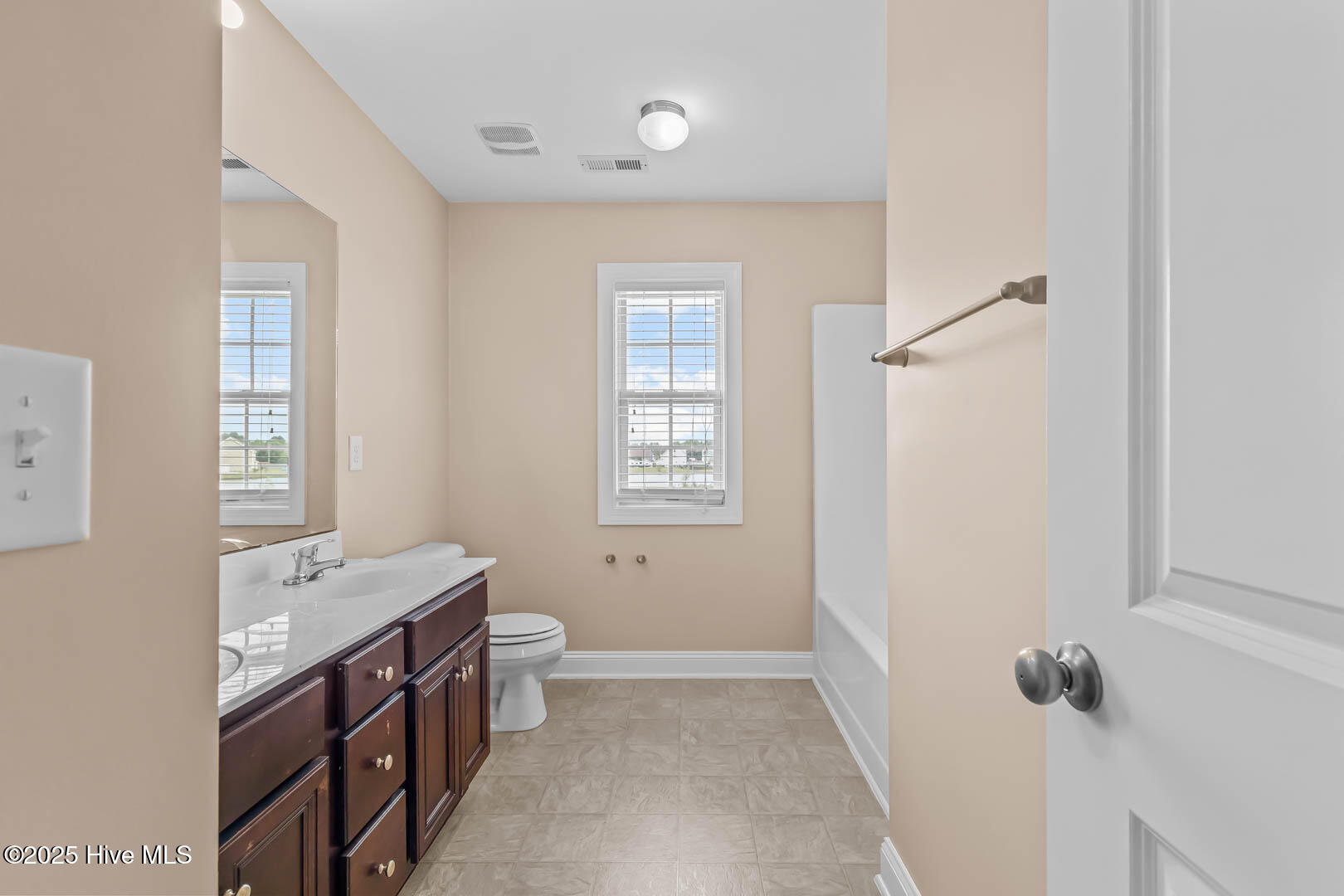 100532827 | Photo 40