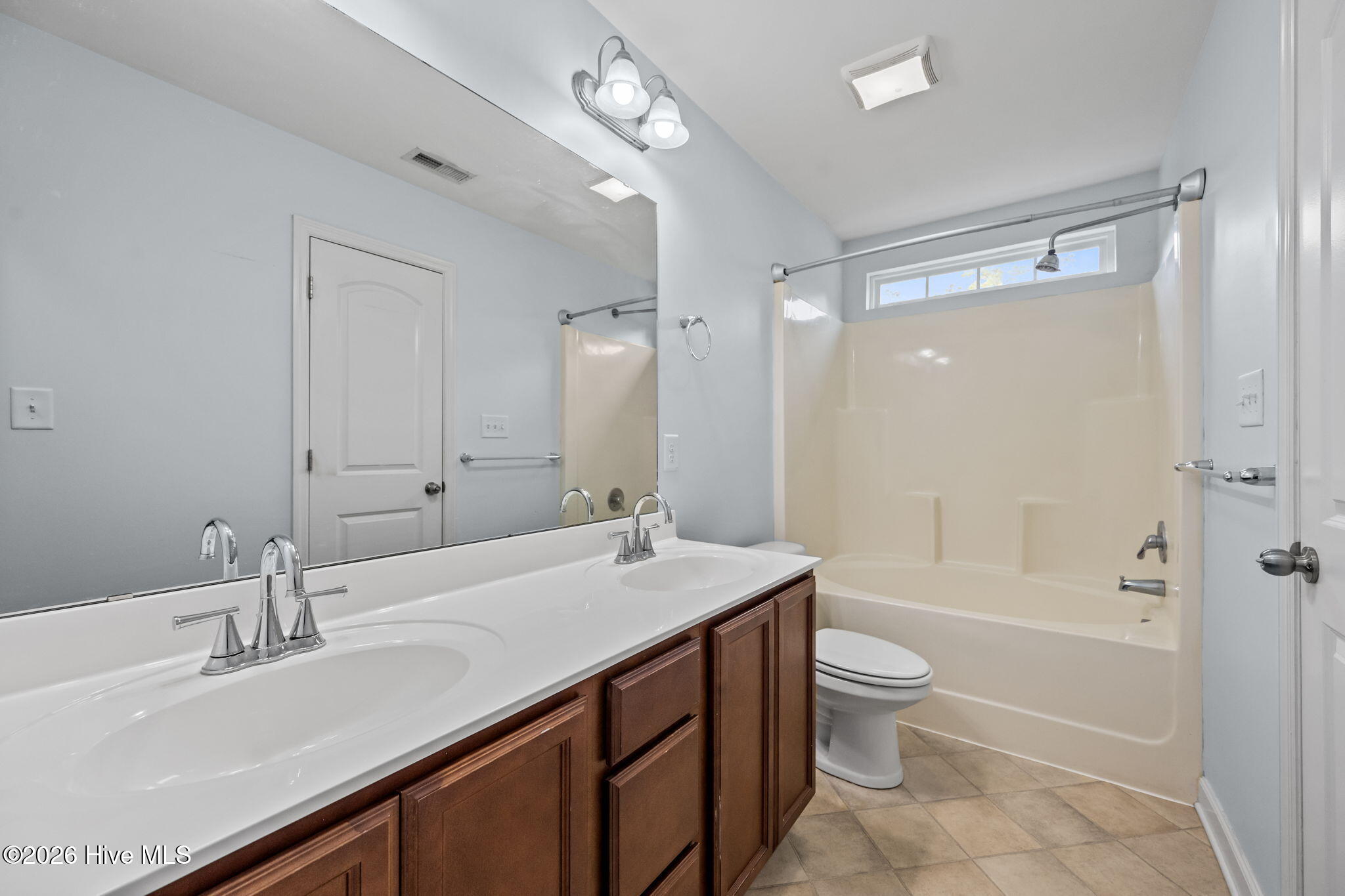 100562180 | Photo 14