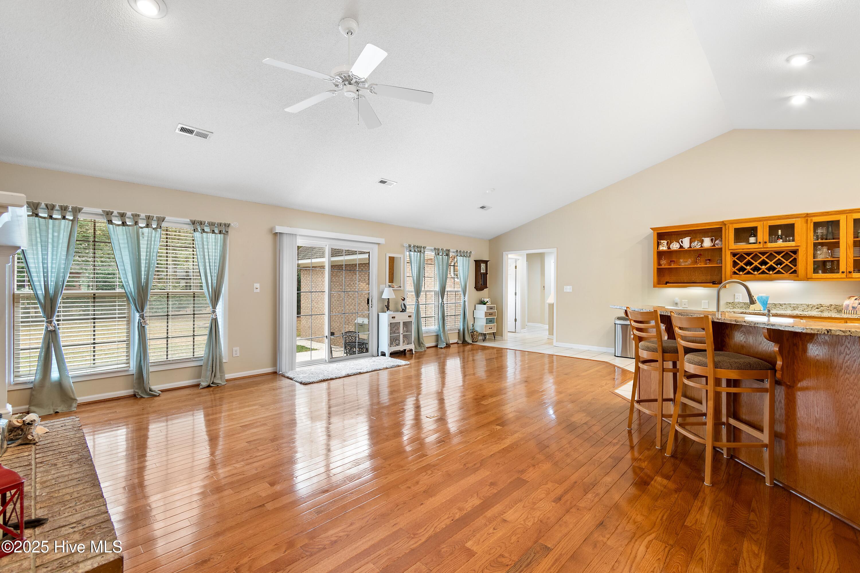 100556146 | Photo 15