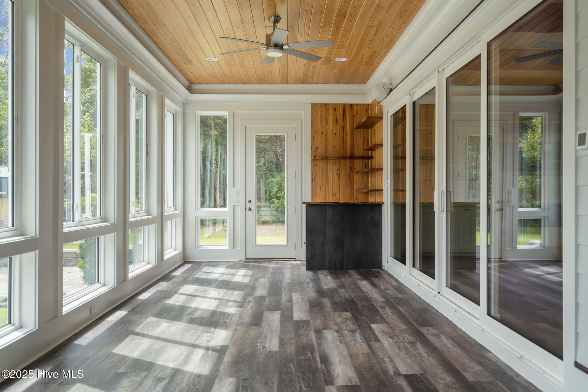 100532333 | Photo 70