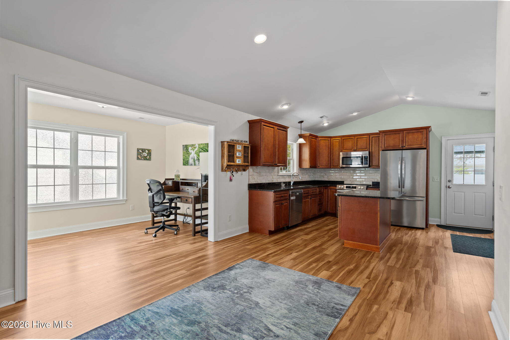 100566759 | Photo 12