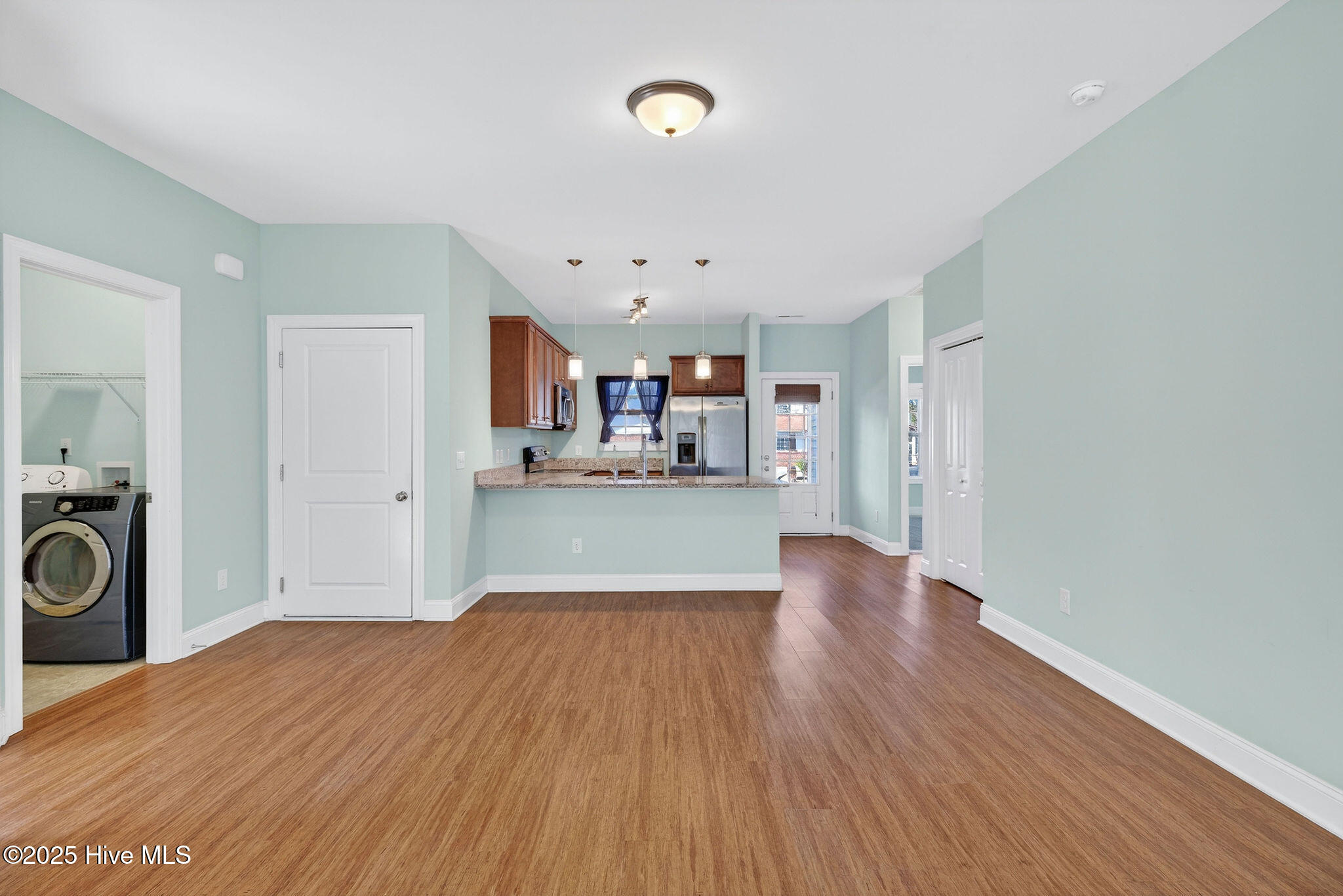 100545937 | Photo 11