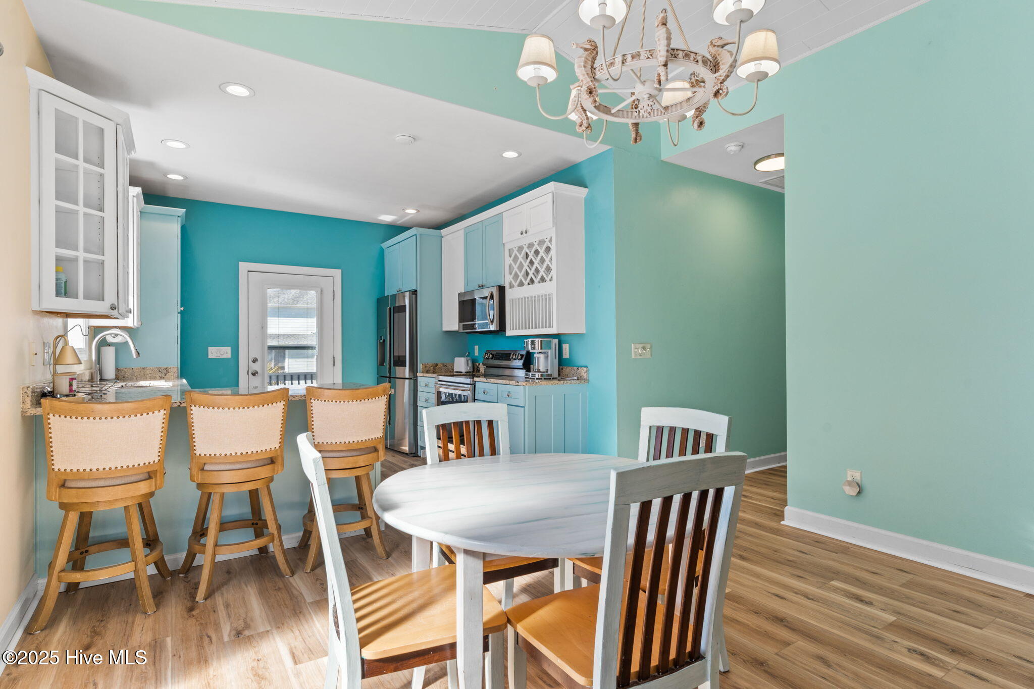 100542158 | Photo 30