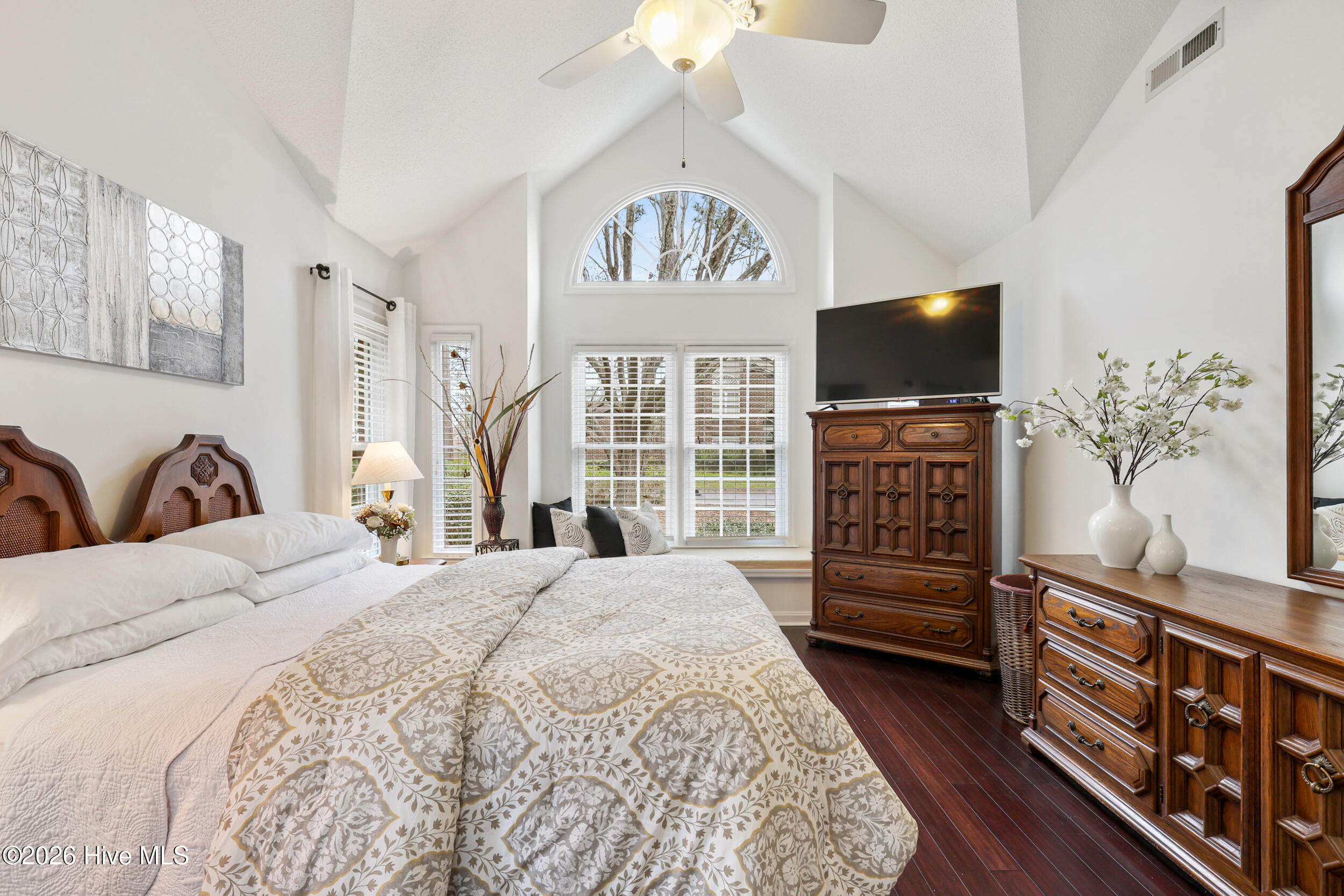 100557984 | Photo 18